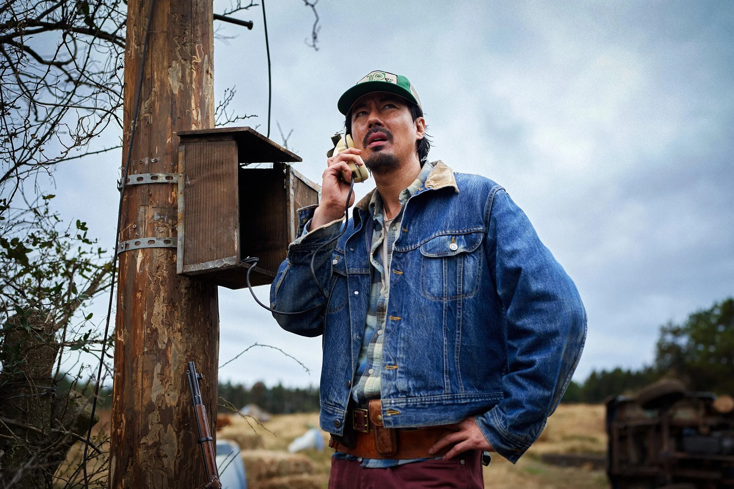 Zo In-sung as hunter Sung-ki speaks on the phone in Hope.