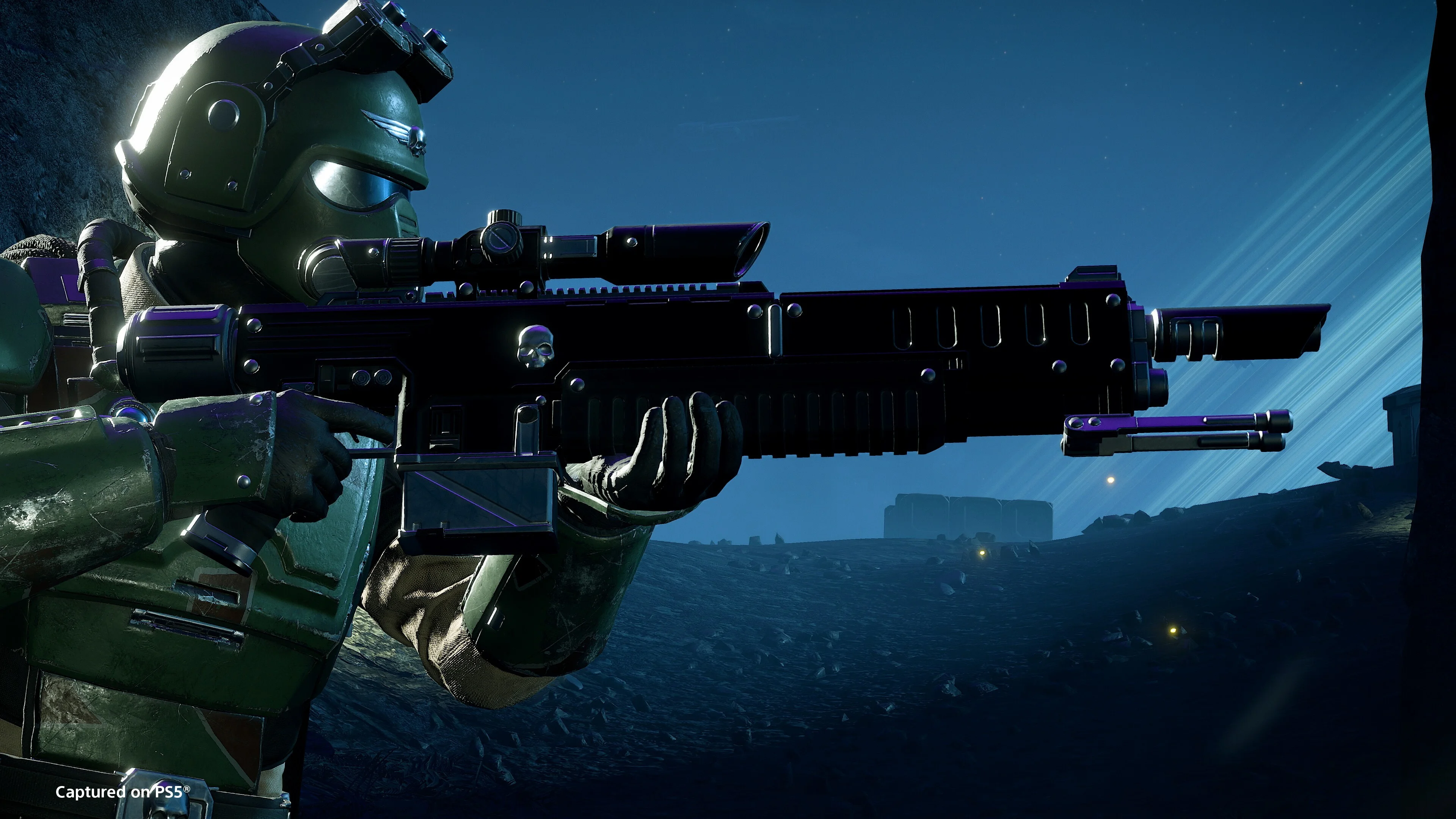 A Helldiver aims the R/40-K Hot-Shot Marksman Rifle from the Castellan's Creed Warbond.