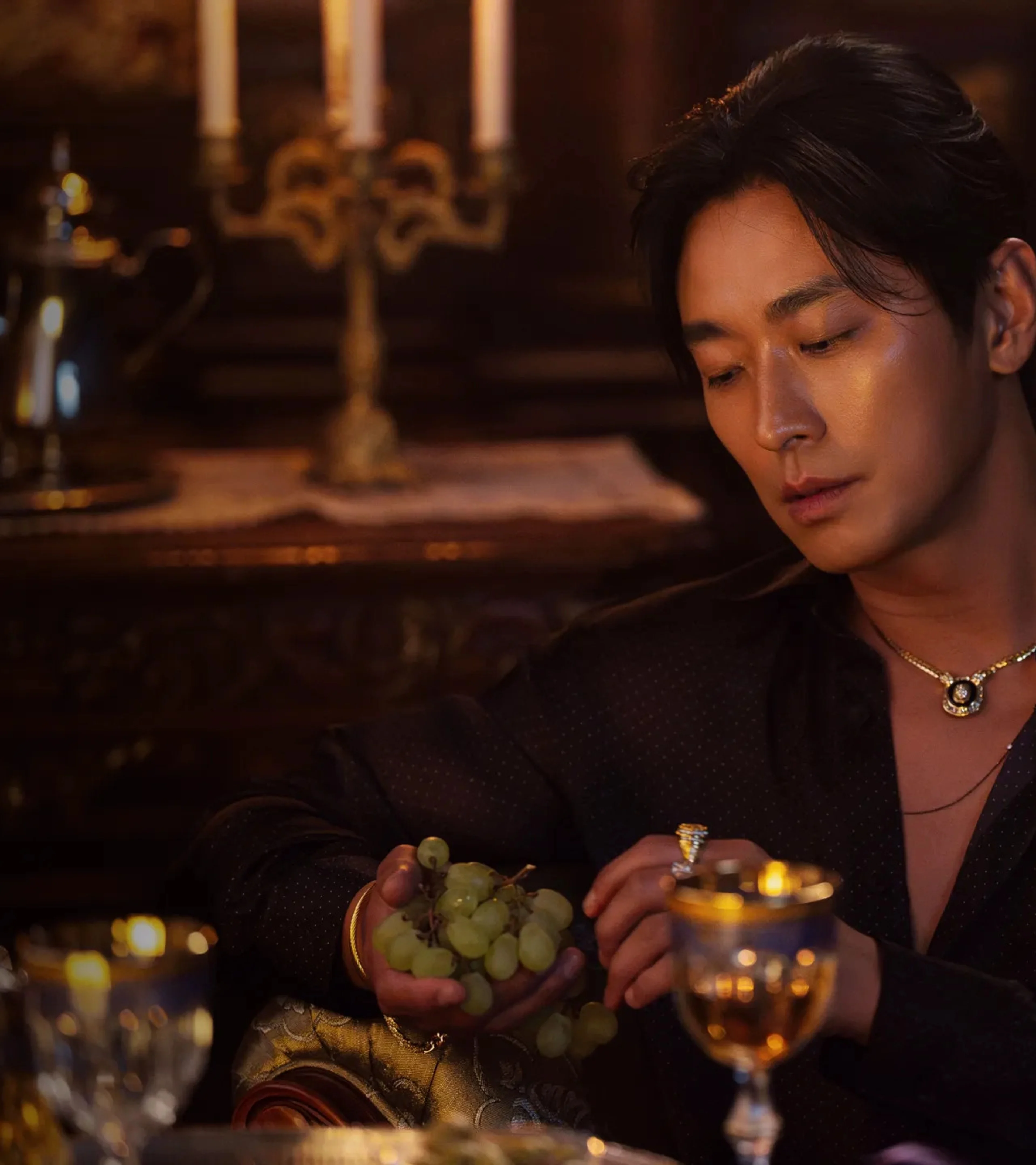Ju Jihoon as Emperor Sovieshu stands inside the imperial palace.