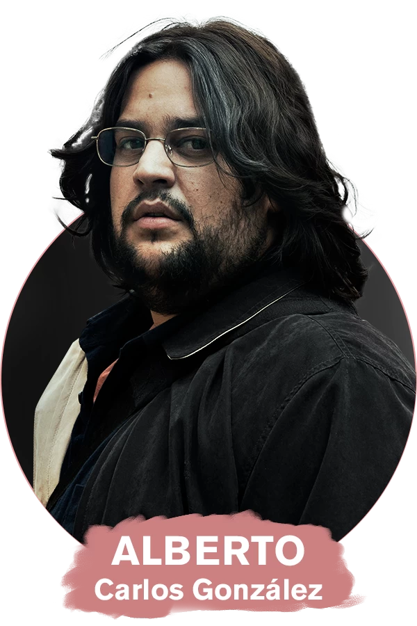 Carlos González as Alberto in La Bola Negra.