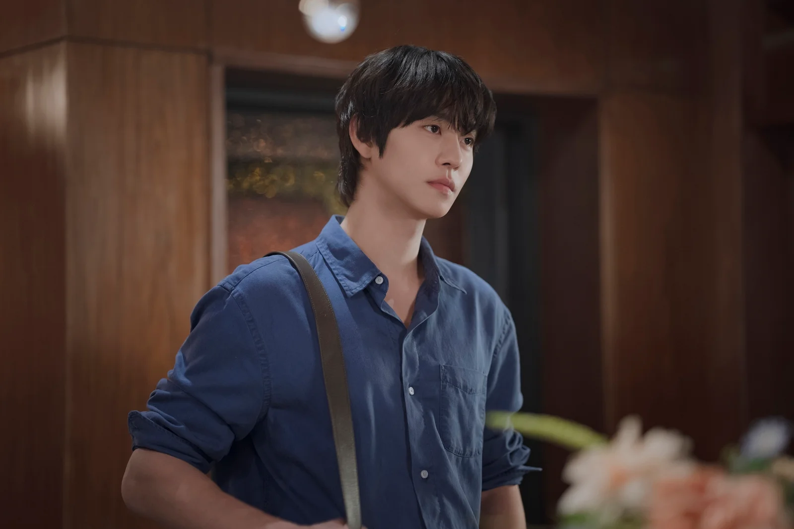 Ahn Hyo-seop as Kang Han, wearing a blue shirt in Final Table.