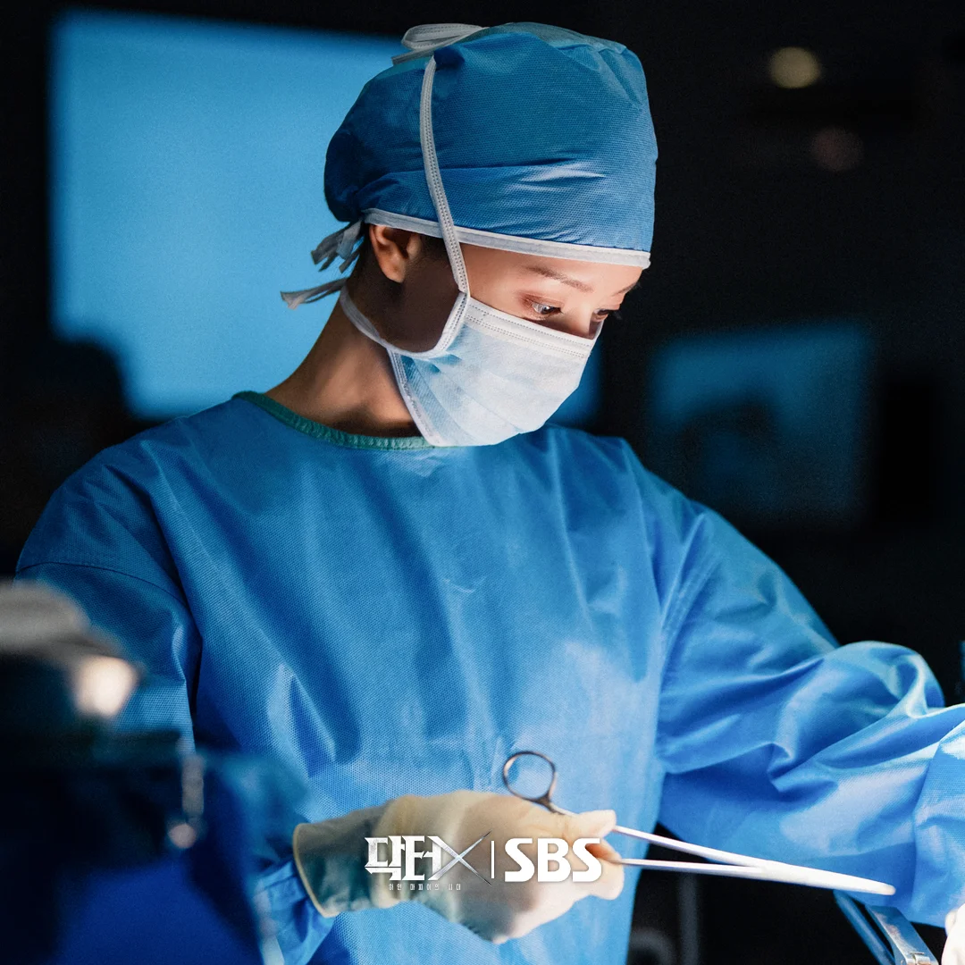 Kim Ji-won as Gye Su-jeong in surgical scrubs in Doctor X.