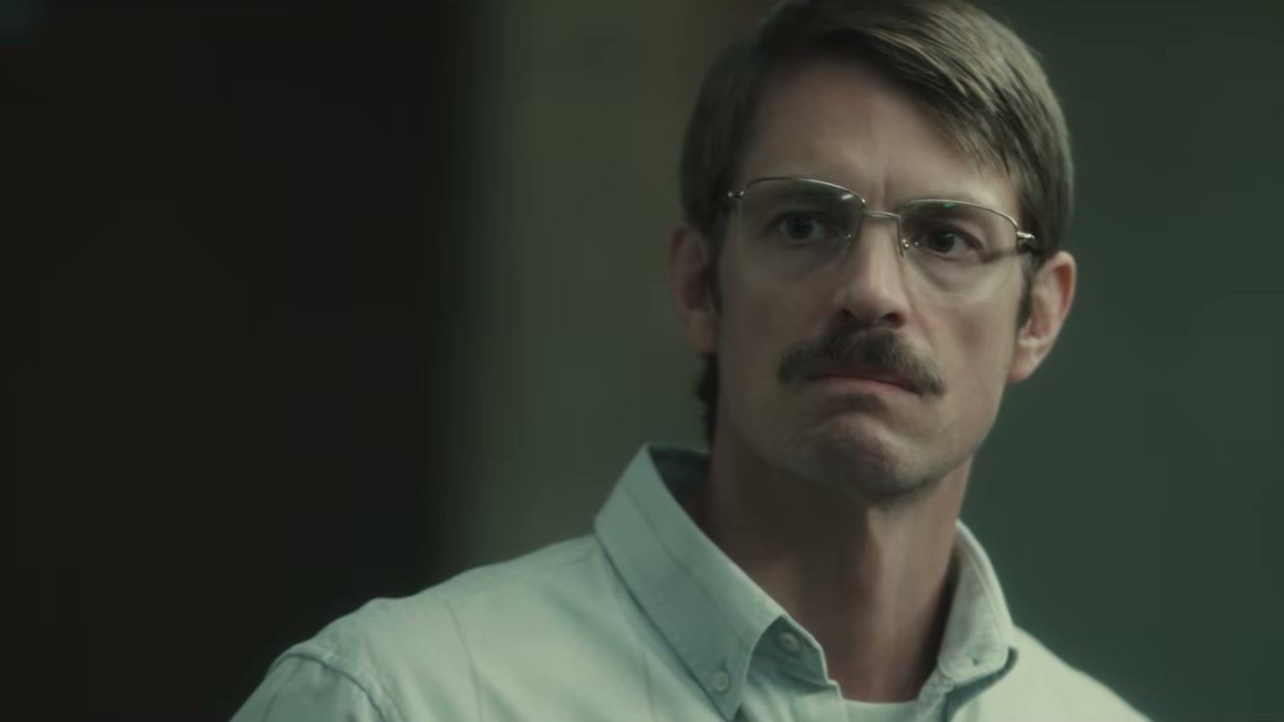 Joel Kinnaman as John Nixon wears glasses in High Value Target: The Hunt for Saddam.