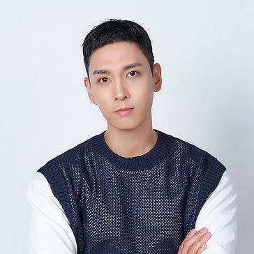 Choi Tae-joon as Cha Tae-woong in the KBS World Iron Family cast portrait.