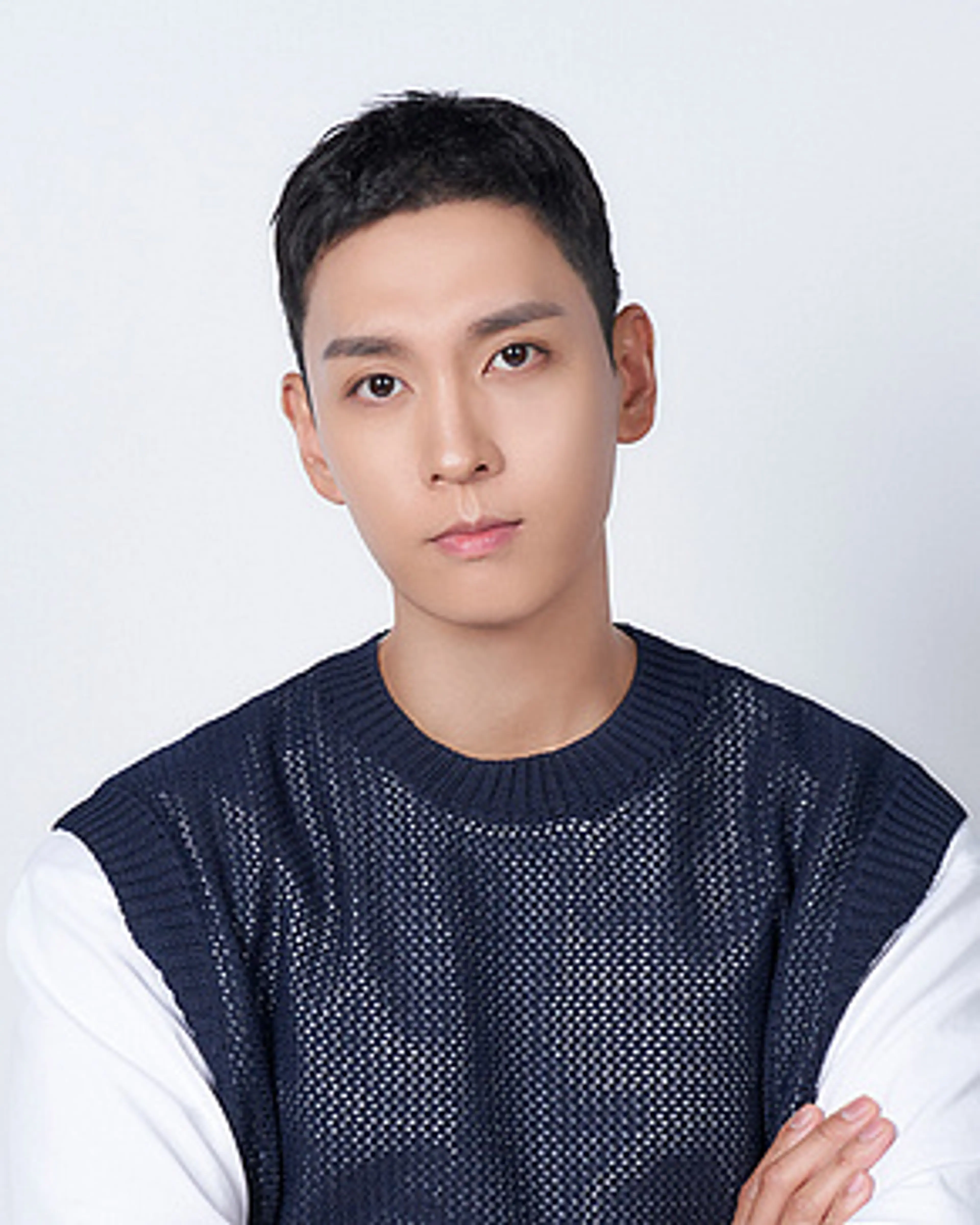 Choi Tae-joon as Cha Tae-woong in the KBS World Iron Family cast portrait.