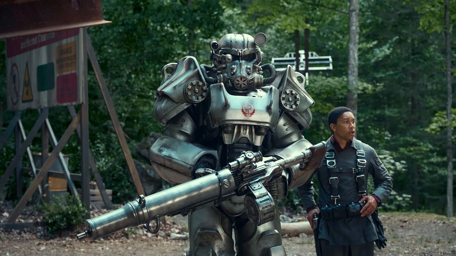 Aaron Moten as Maximus stands beside a soldier in power armor in Fallout.