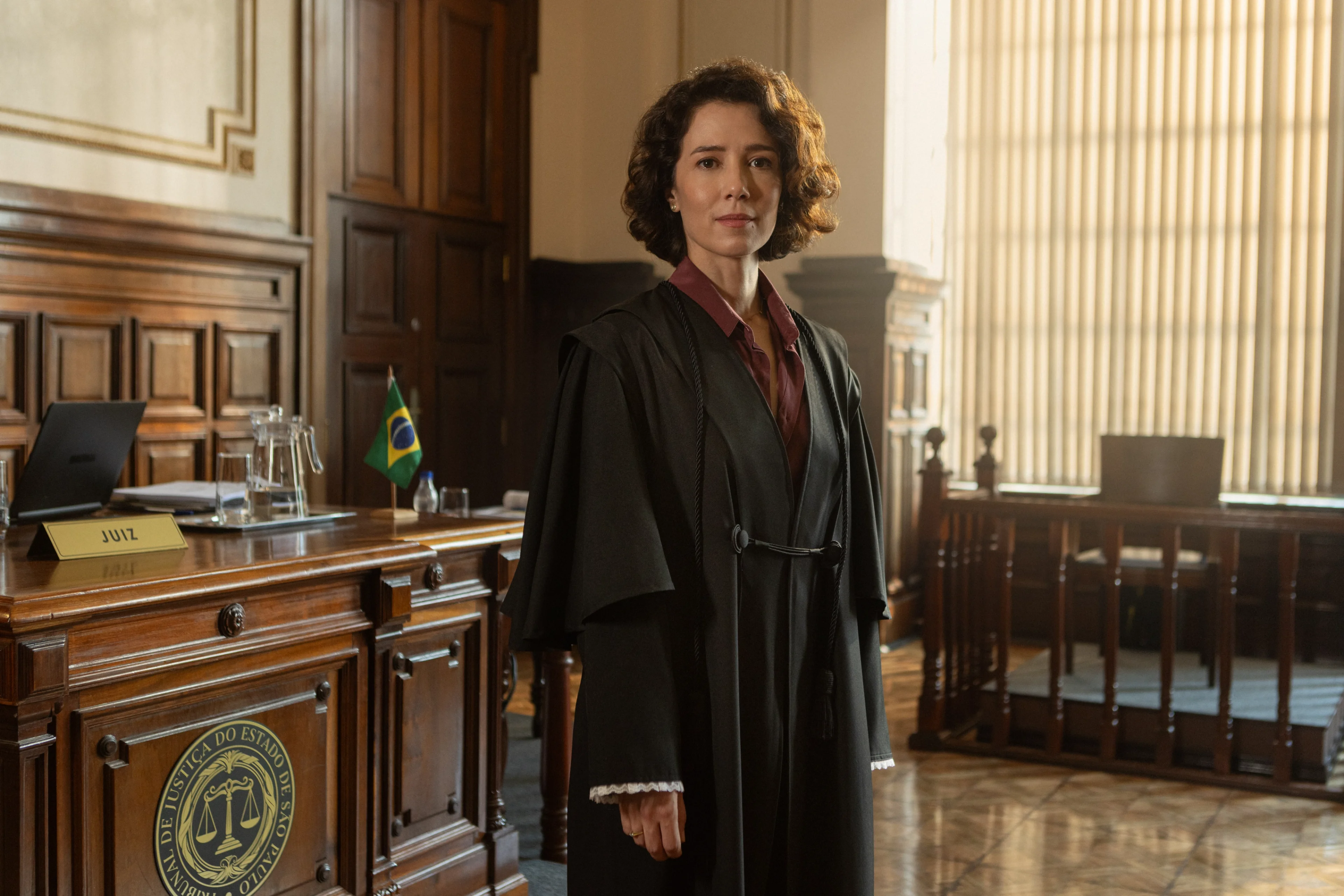 Marjorie Estiano stands in a courtroom as Inez in an official Habeas Corpus still from Netflix.