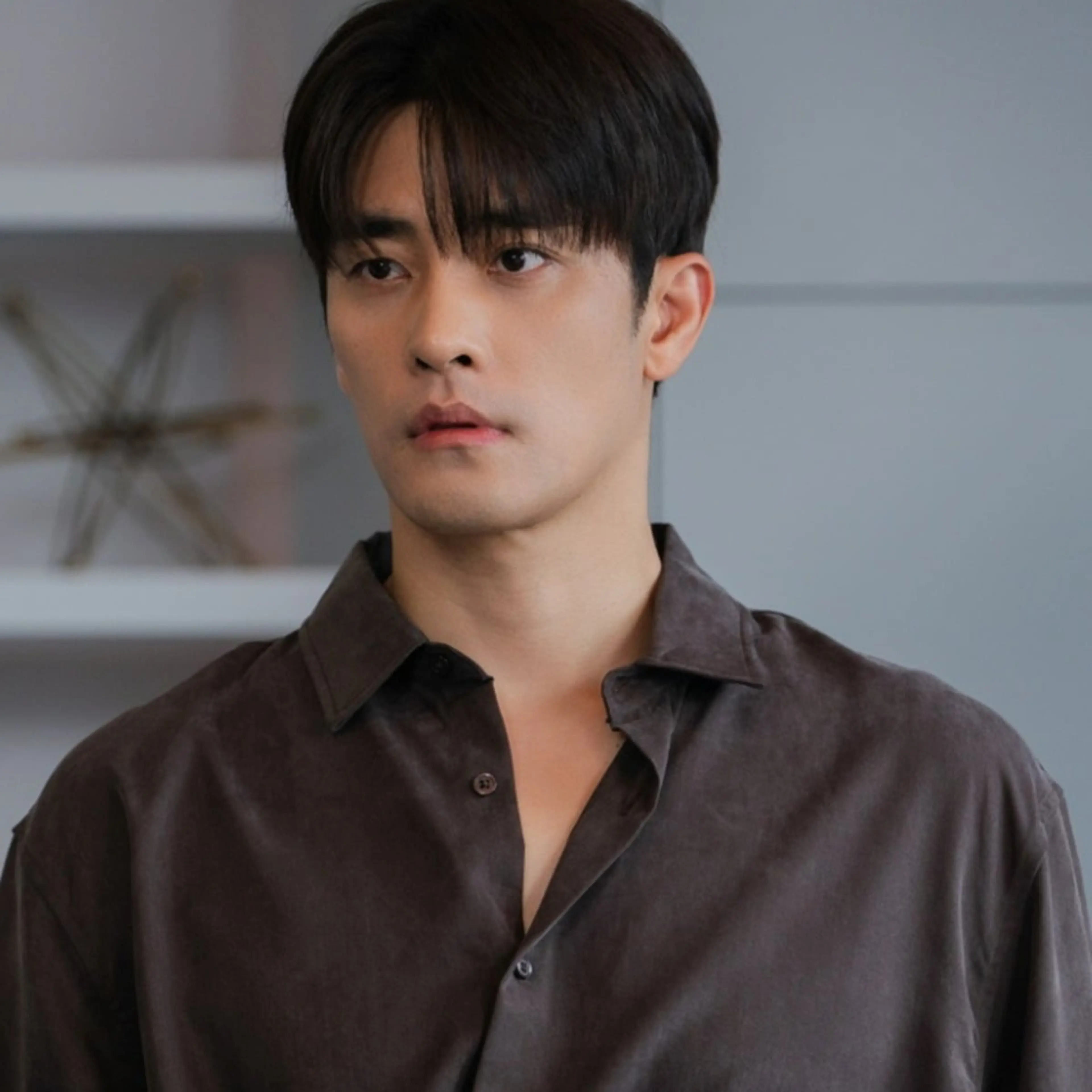 Sung Hoon as Kwon Do-hyuk wears a dark brown shirt in What a Boss Wants.