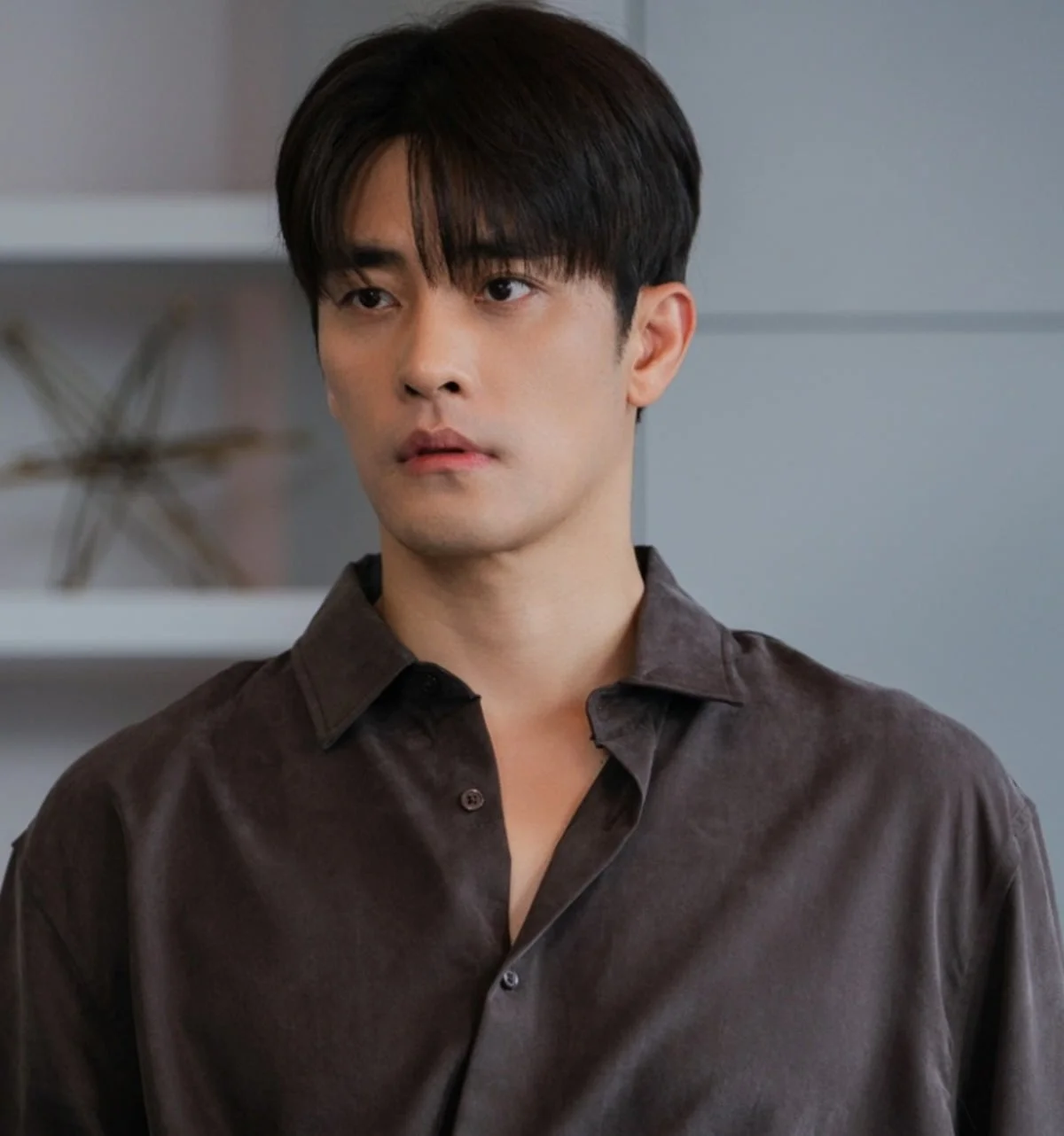 Sung Hoon as Kwon Do-hyuk wears a dark brown shirt in What a Boss Wants.