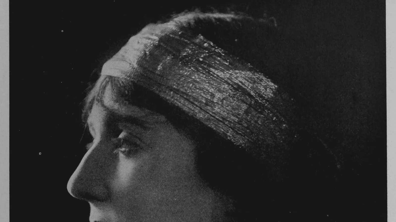 Stage actor Nance O’Neil appears in profile in a black-and-white 1916 portrait.