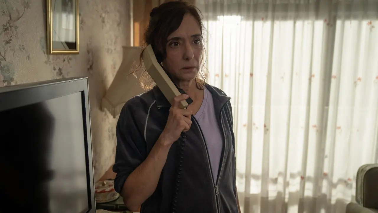 A woman holds a landline receiver in an official still from Furia Parte 2.