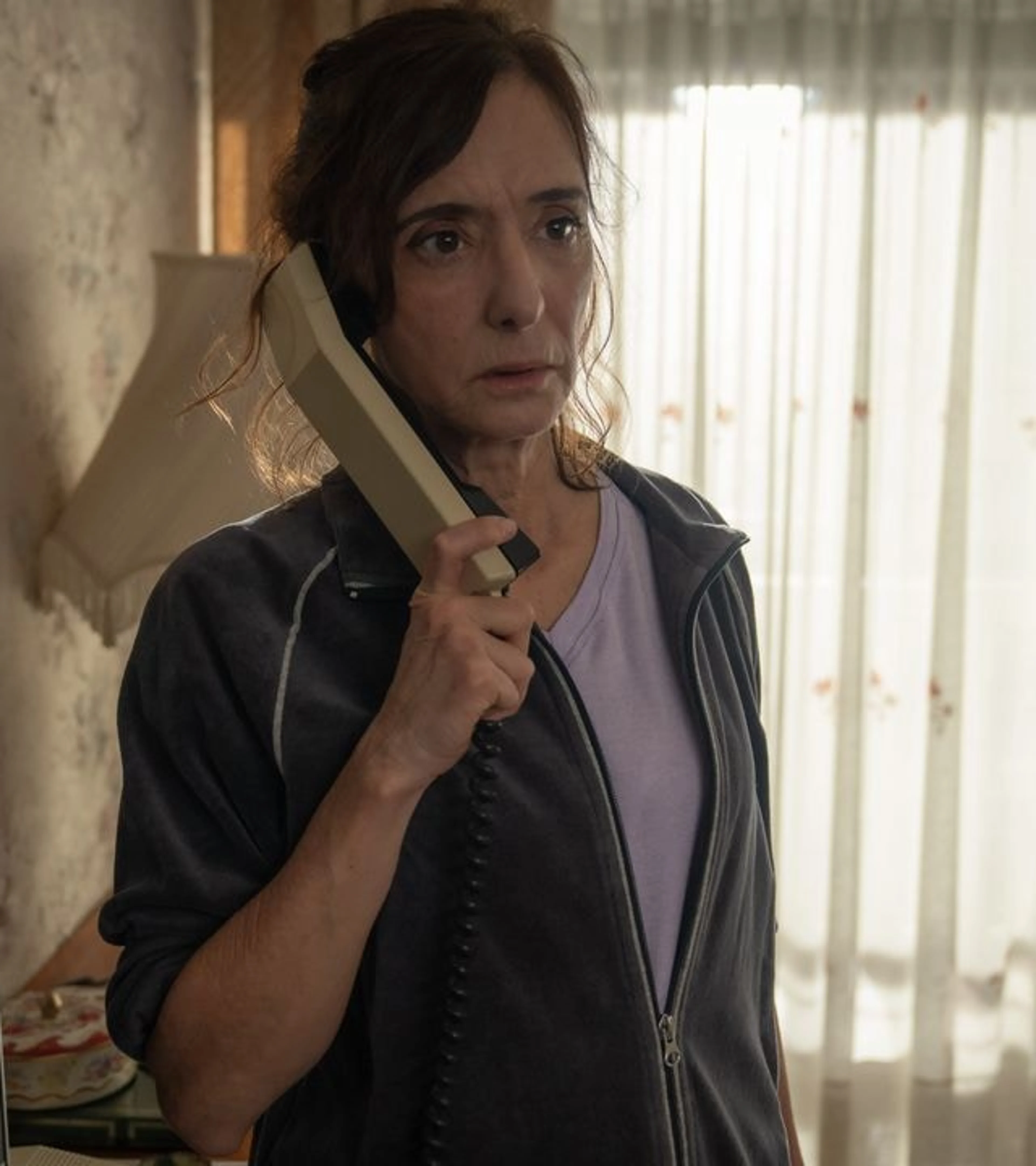 A woman holds a landline receiver in an official still from Furia Parte 2.