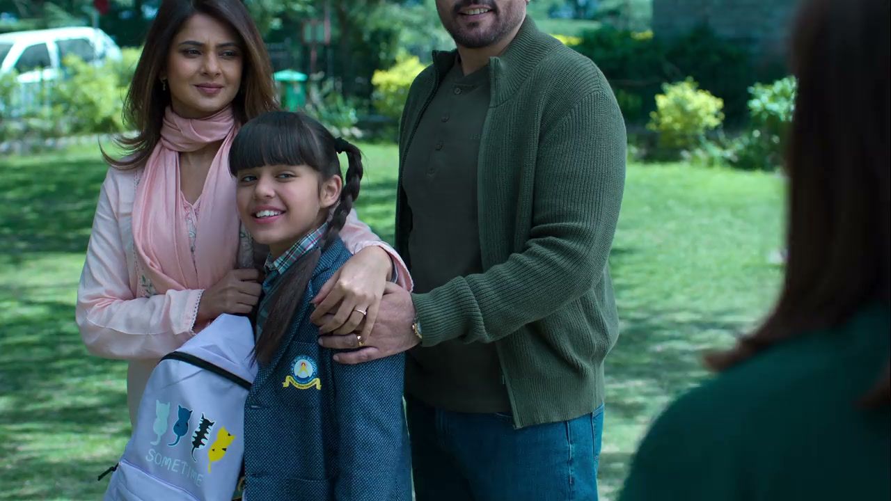 Jennifer Winget as Sakshi smiles outside Rhea’s school.