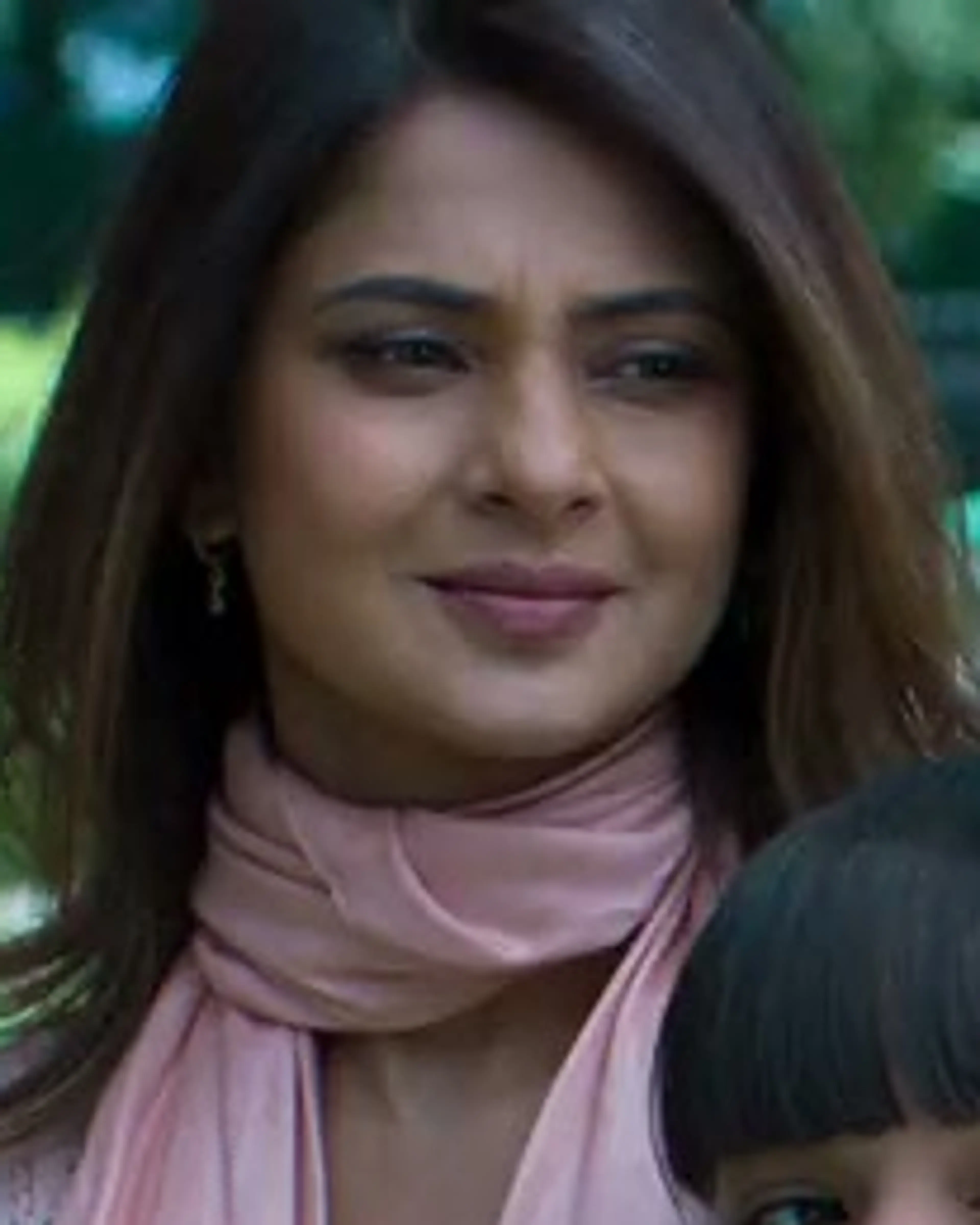 Jennifer Winget as Sakshi smiles outside Rhea’s school.