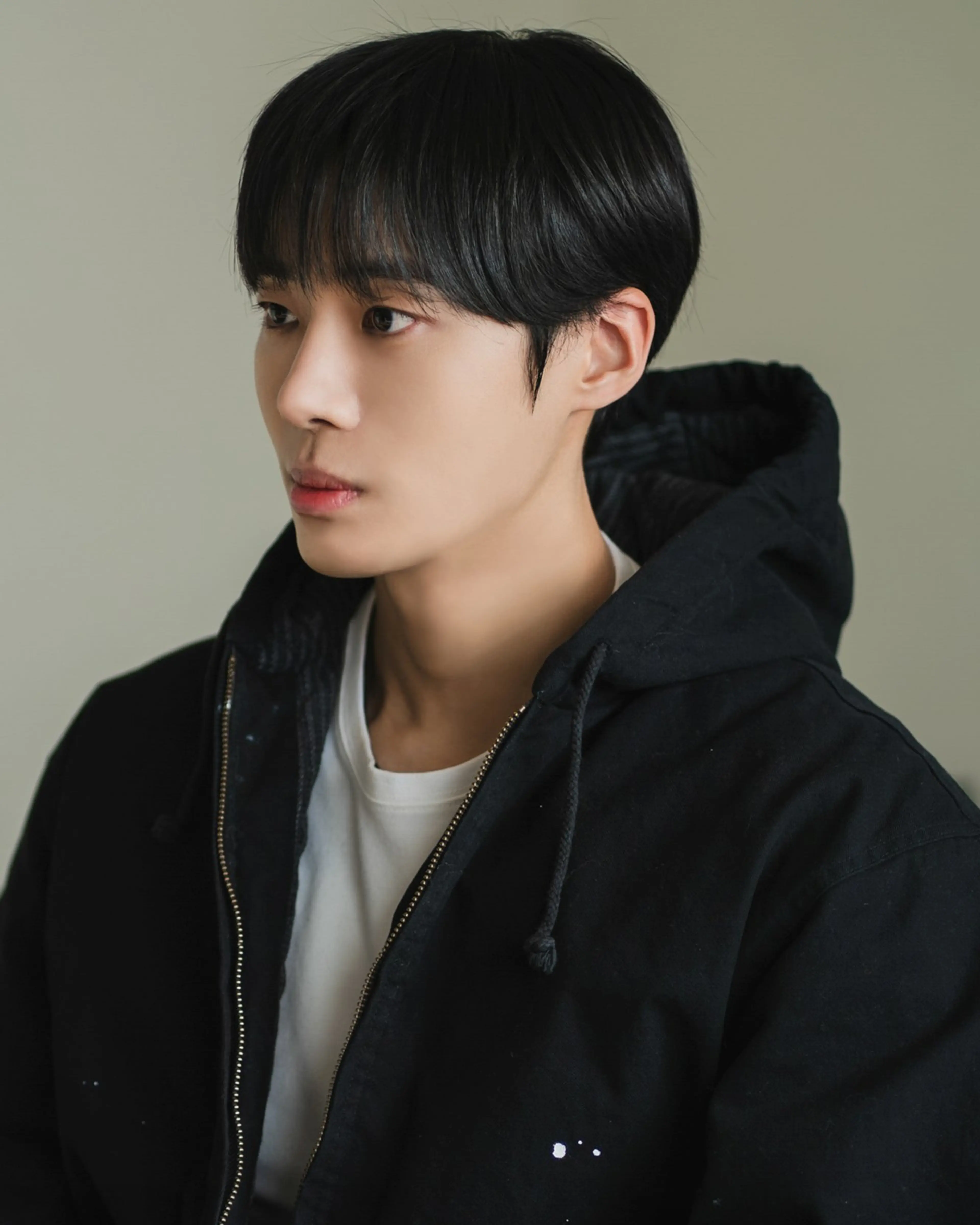 Choo Young-woo as Park Min-jae in Between Steps.