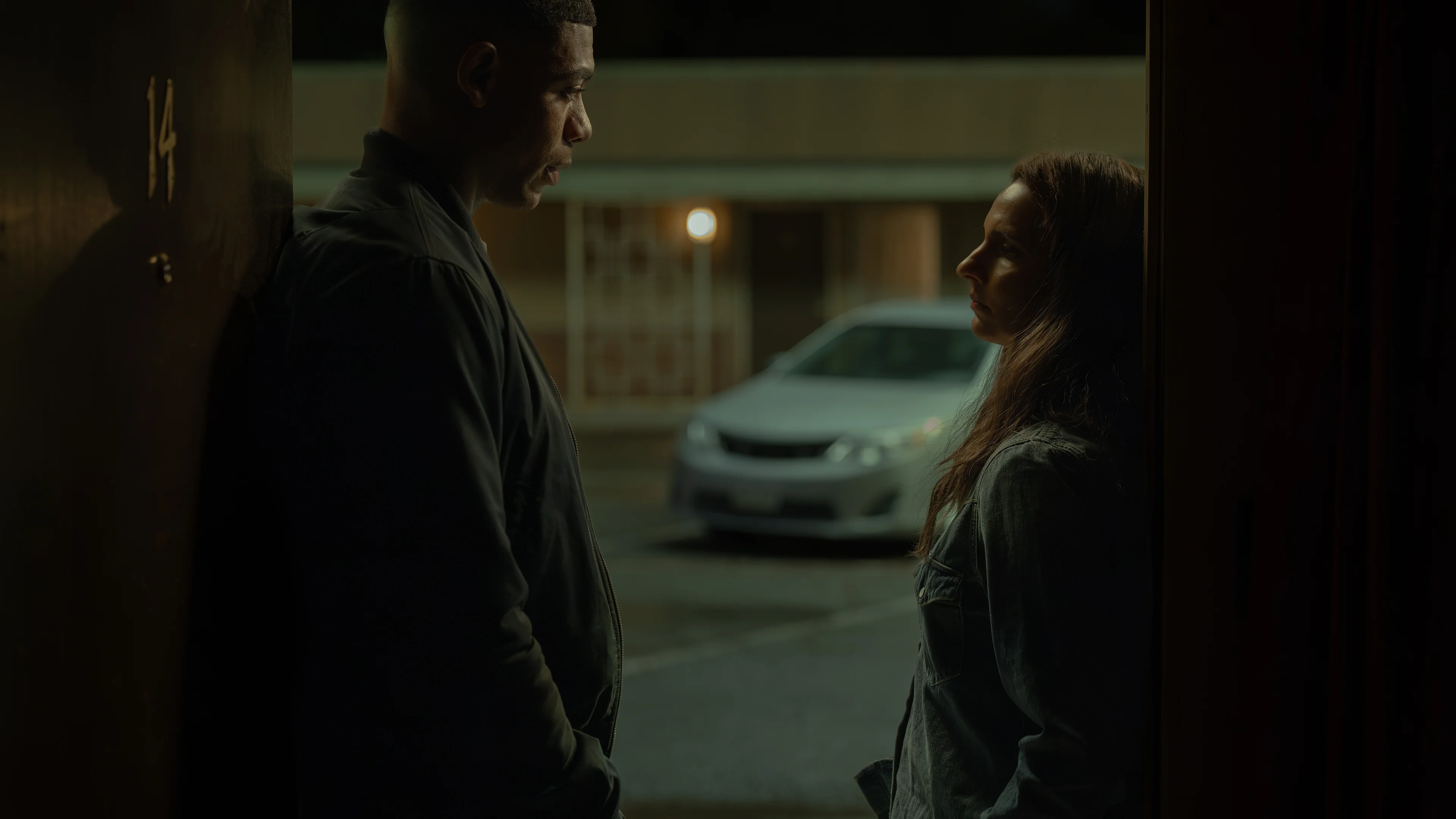 Aaron Pierre as John Stewart speaks with a key witness in Lanterns.