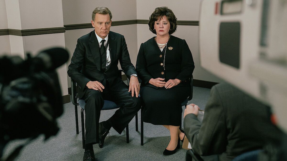 Clive Owen and Melissa McCarthy sit for an interview in The Murder of JonBenét Ramsey.