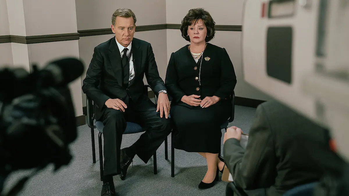 Clive Owen and Melissa McCarthy sit for an interview in The Murder of JonBenét Ramsey.
