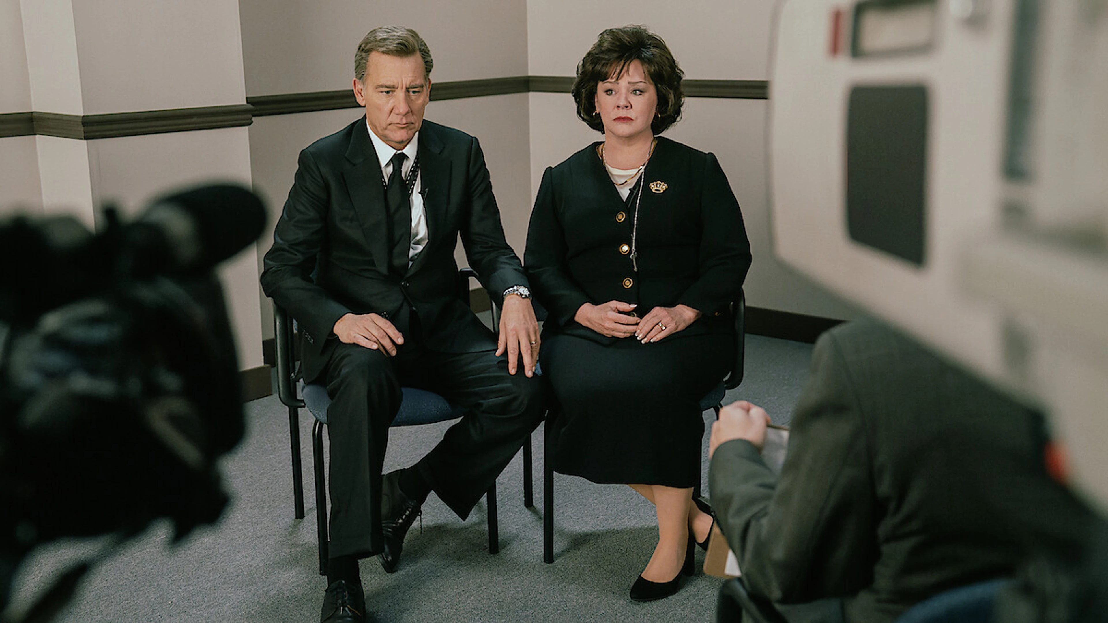 Clive Owen and Melissa McCarthy sit for an interview in The Murder of JonBenét Ramsey.