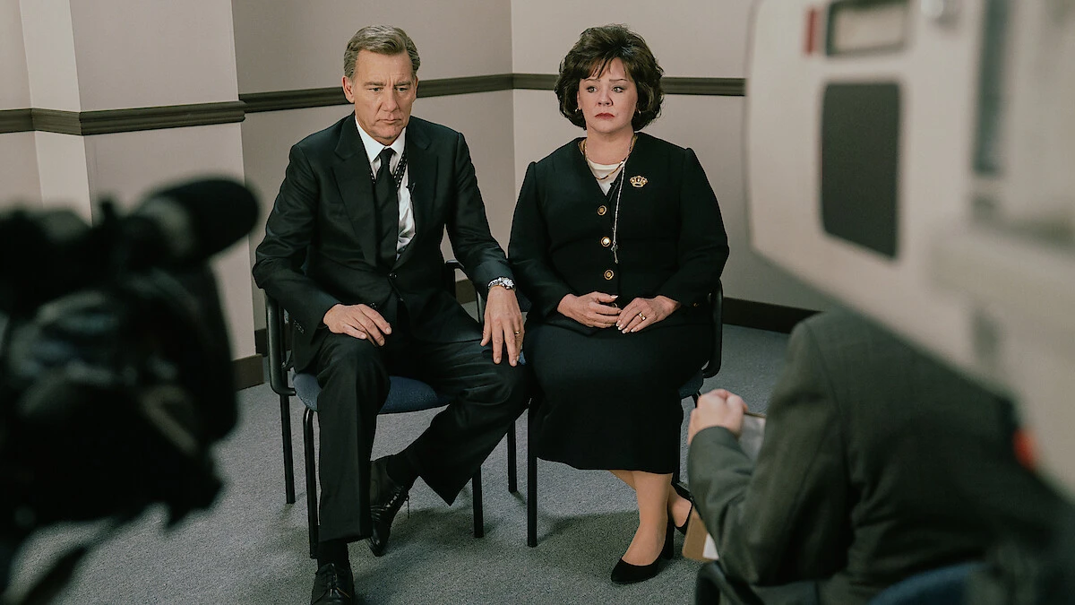 Clive Owen and Melissa McCarthy sit for an interview in The Murder of JonBenét Ramsey.
