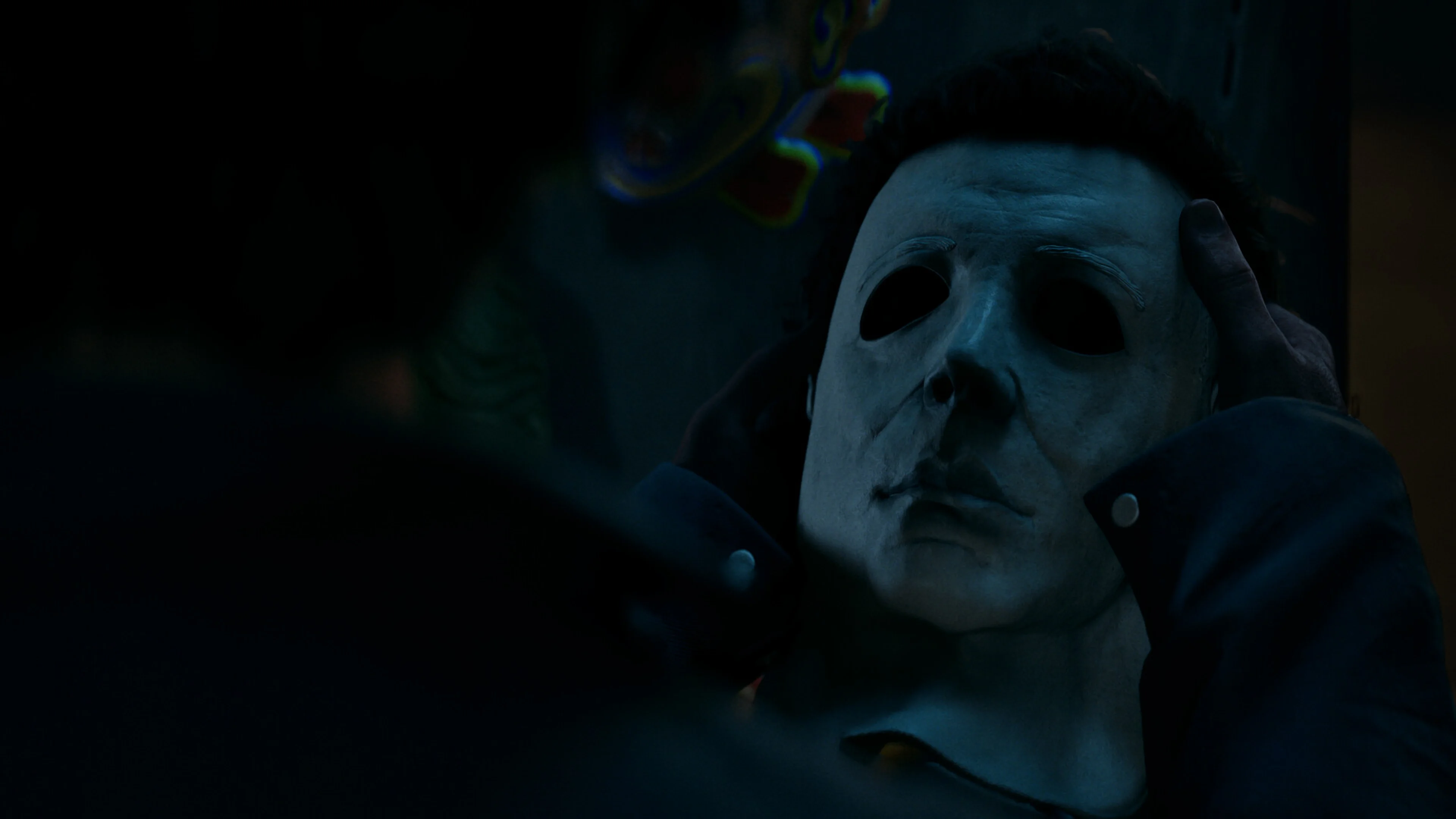 Michael Myers grabs a civilian at close range in Halloween: The Game.