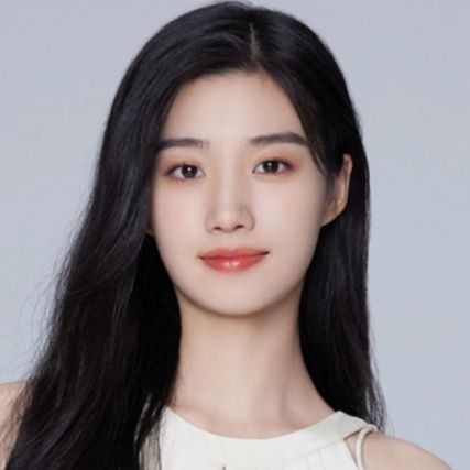 Lu Yuxiao in her WeTV actor portrait.