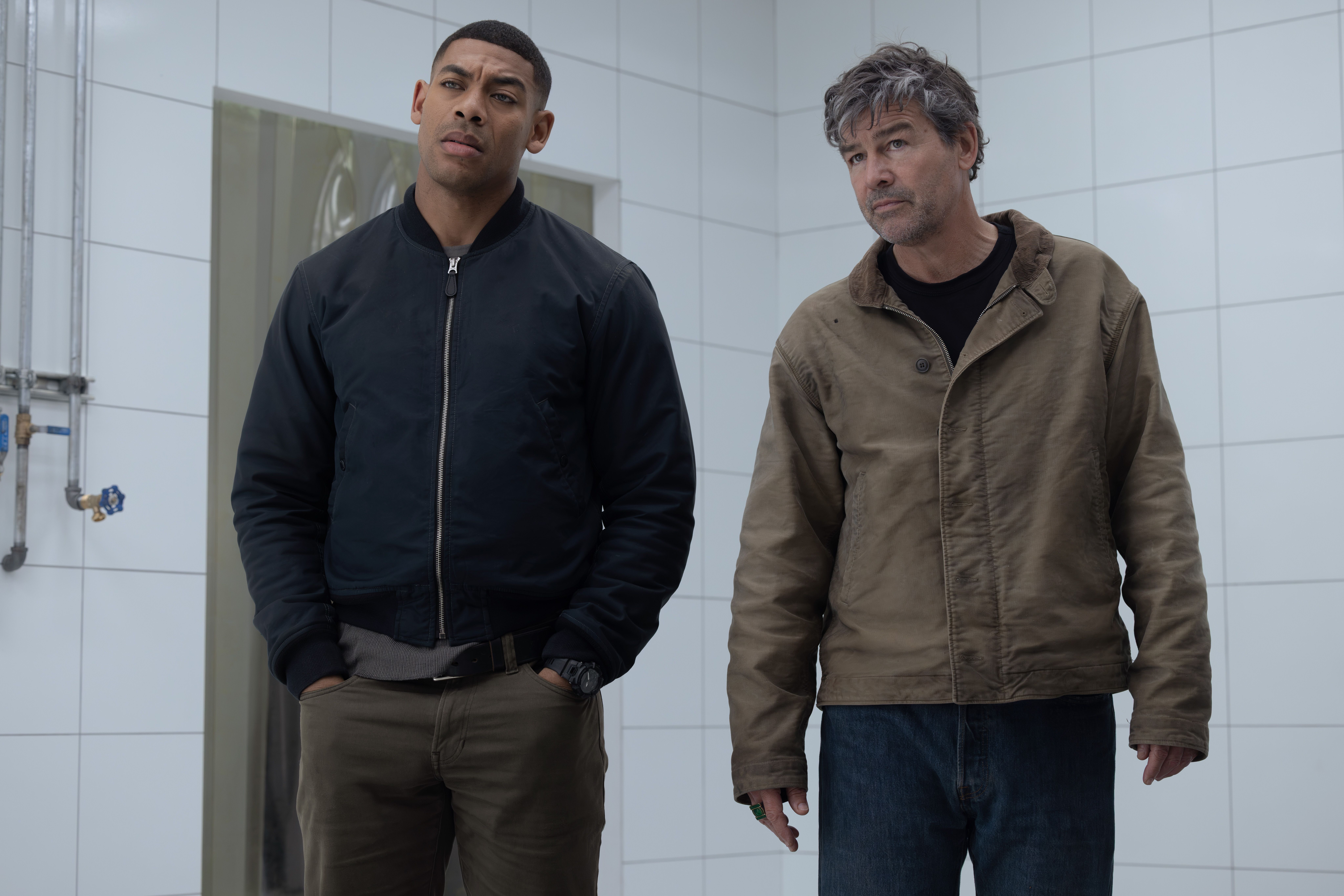 Aaron Pierre as John Stewart and Kyle Chandler as Hal Jordan stand together in Lanterns.