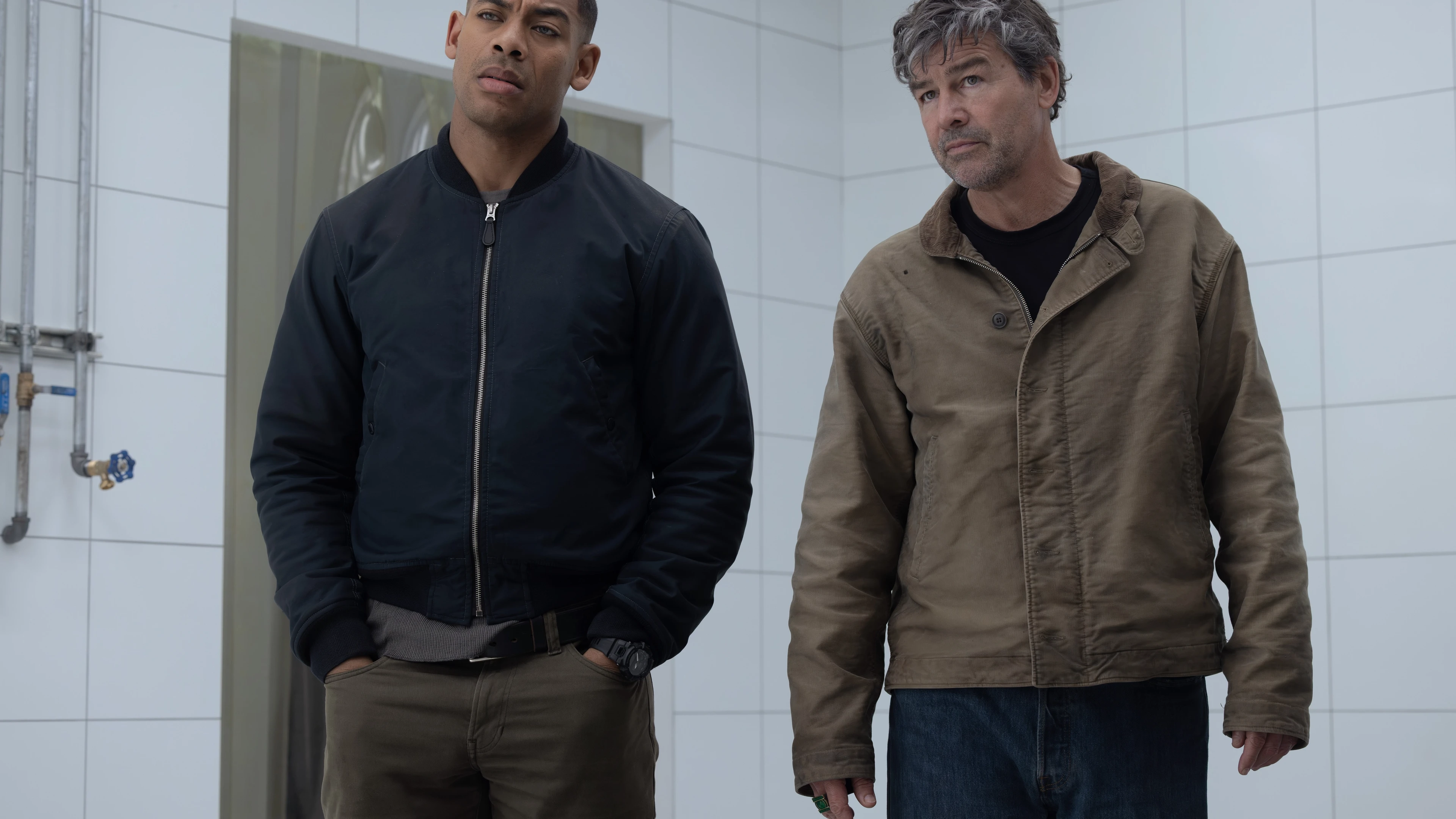 Aaron Pierre as John Stewart and Kyle Chandler as Hal Jordan stand together in Lanterns.