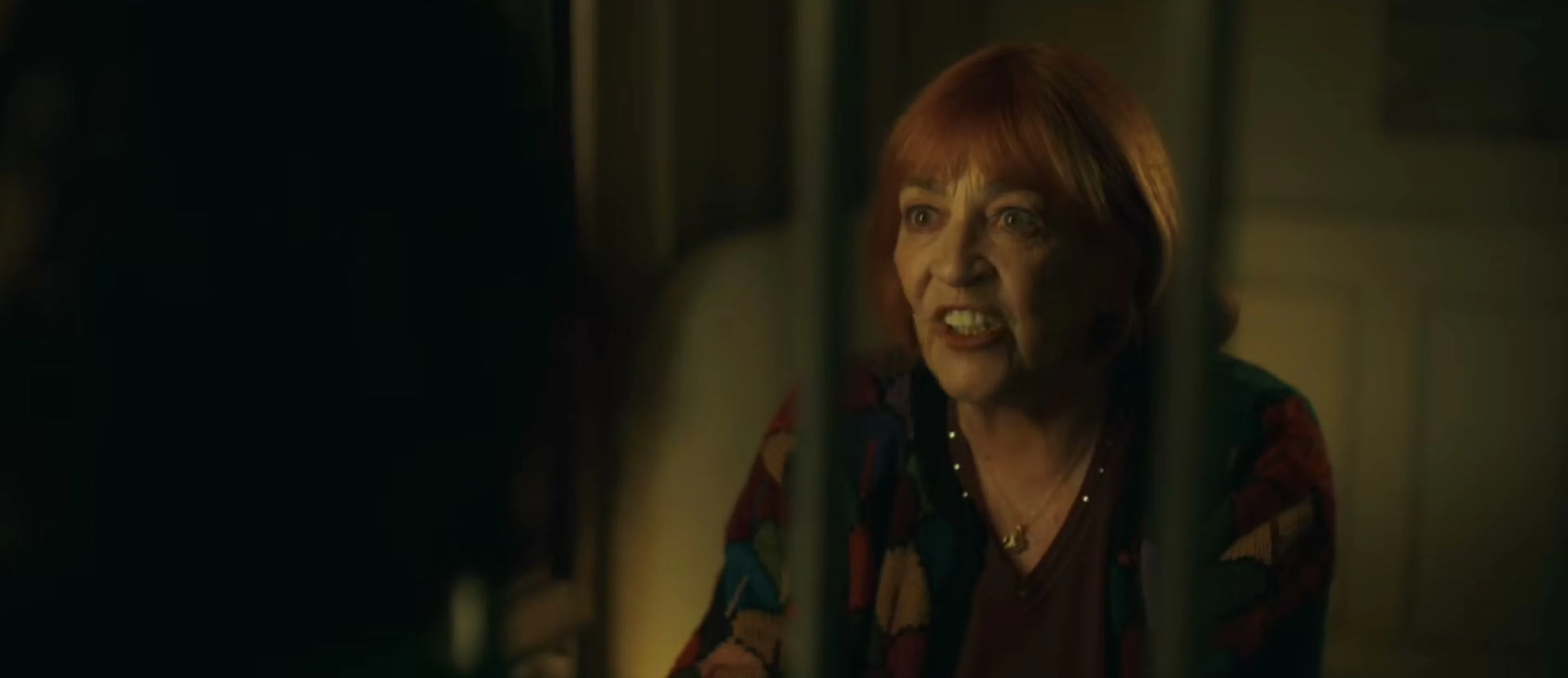 A woman sits in a warmly lit interior in Furia Parte 2.
