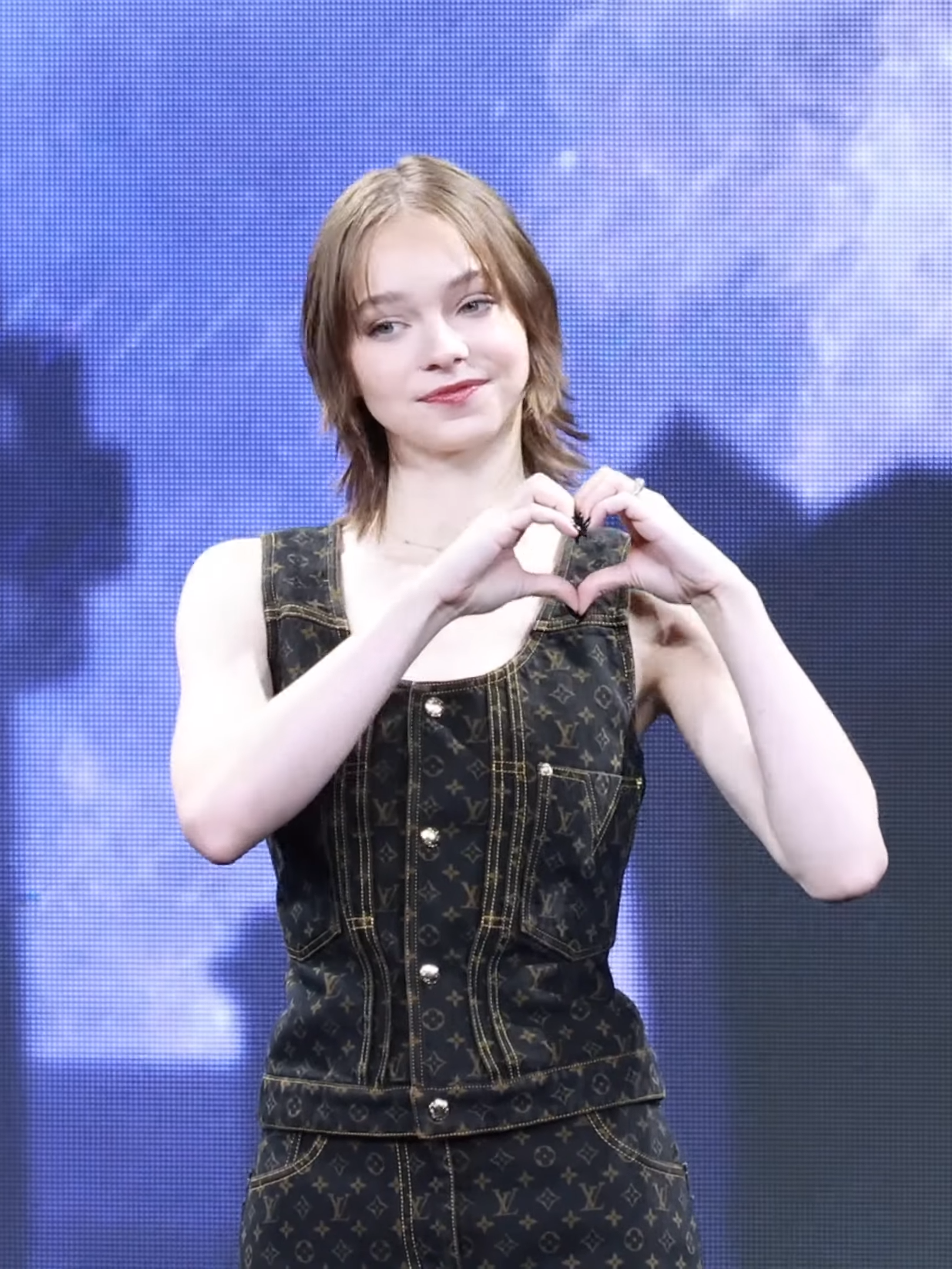 Emma Myers poses for photographers at a 2025 event.