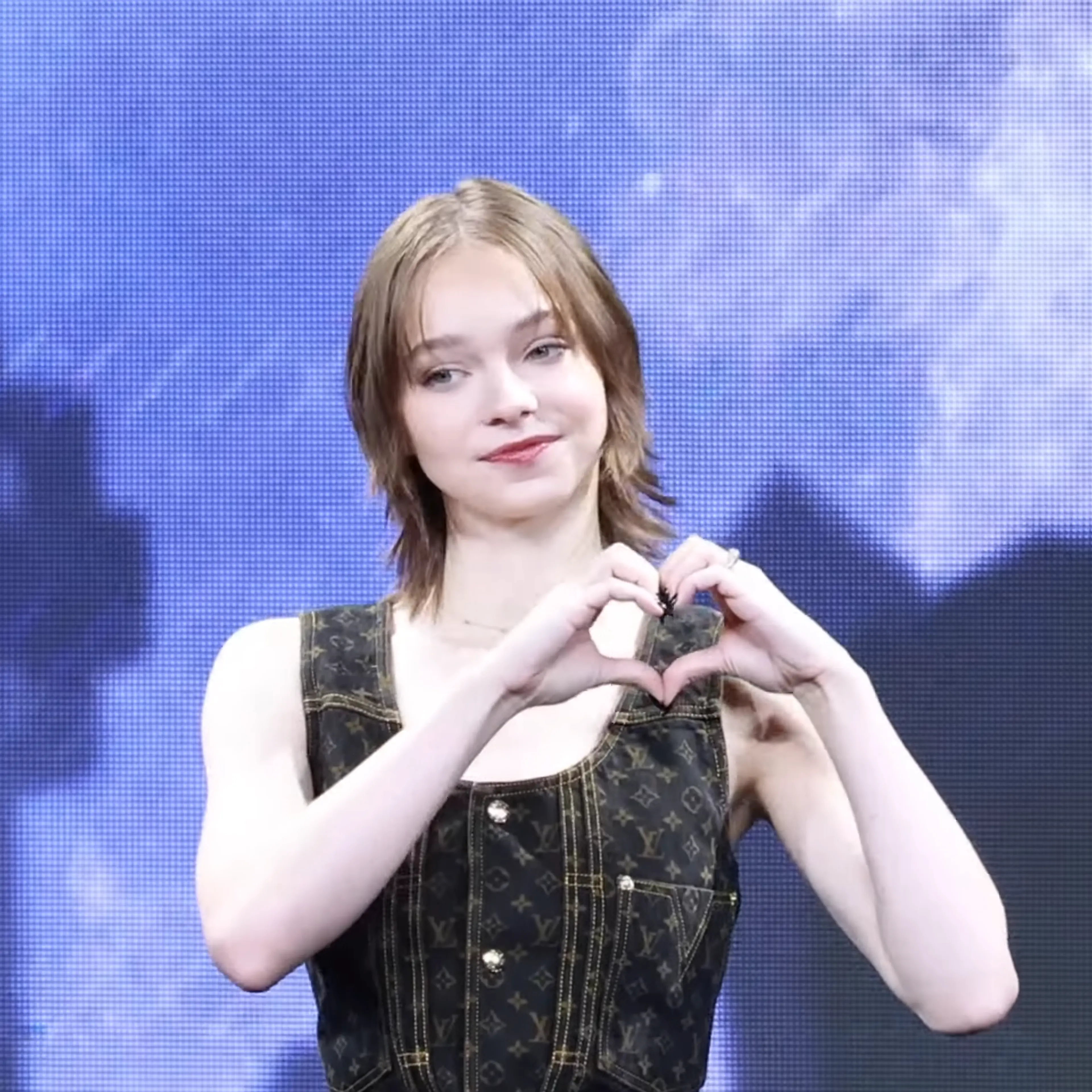 Emma Myers poses for photographers at a 2025 event.