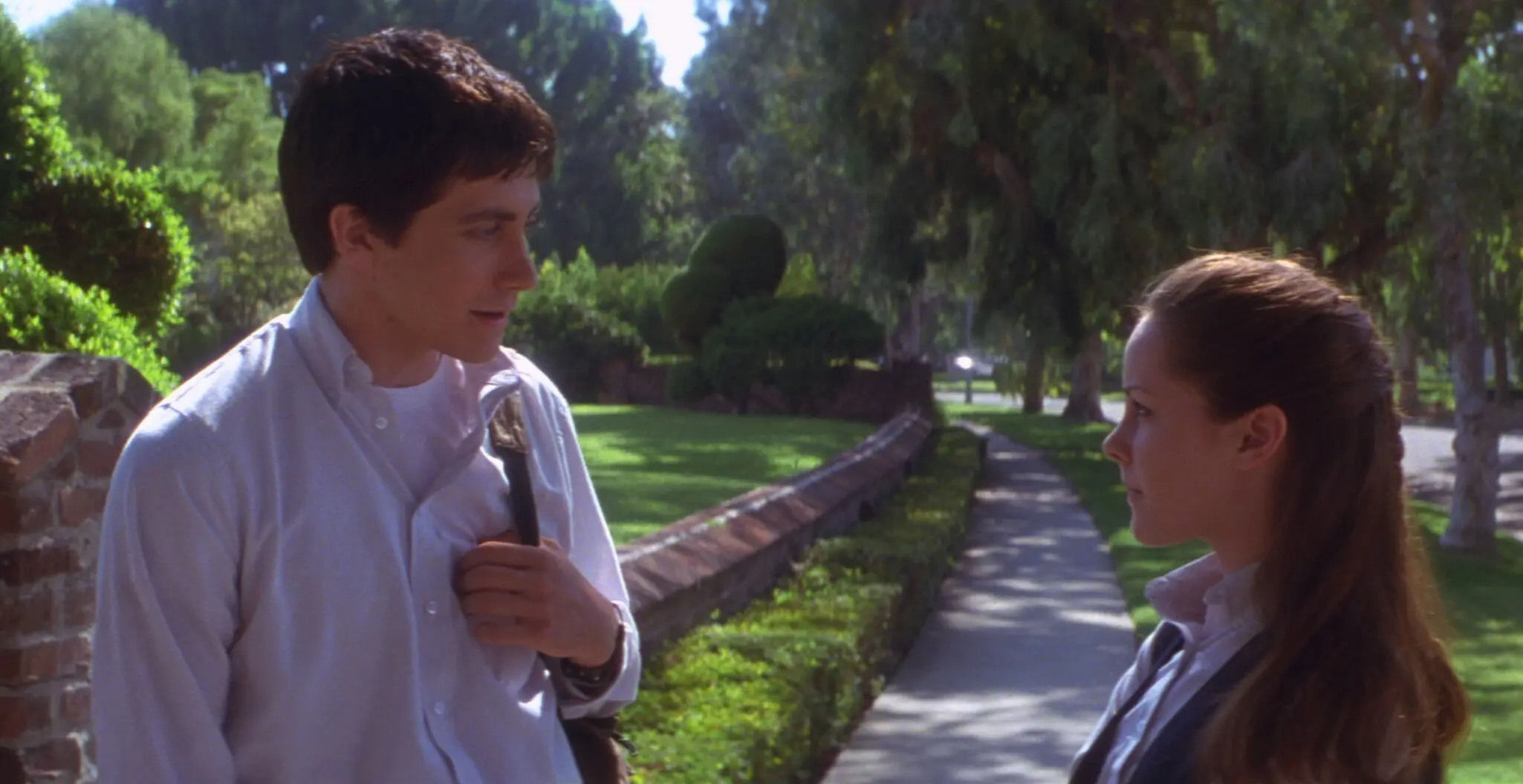 Jake Gyllenhaal and Jena Malone as Donnie and Gretchen talk beside a road in Donnie Darko.