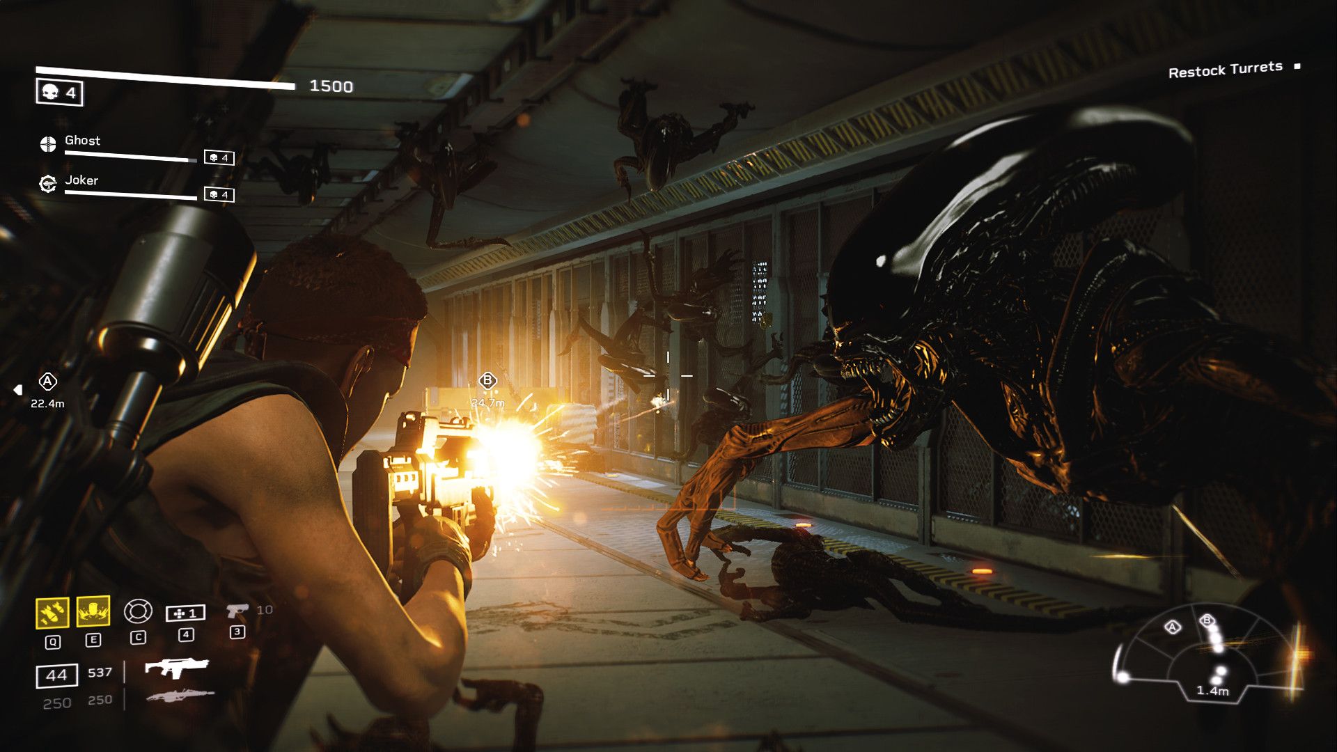 A marine fights a xenomorph at close range in an industrial corridor in Aliens: Fireteam Elite.