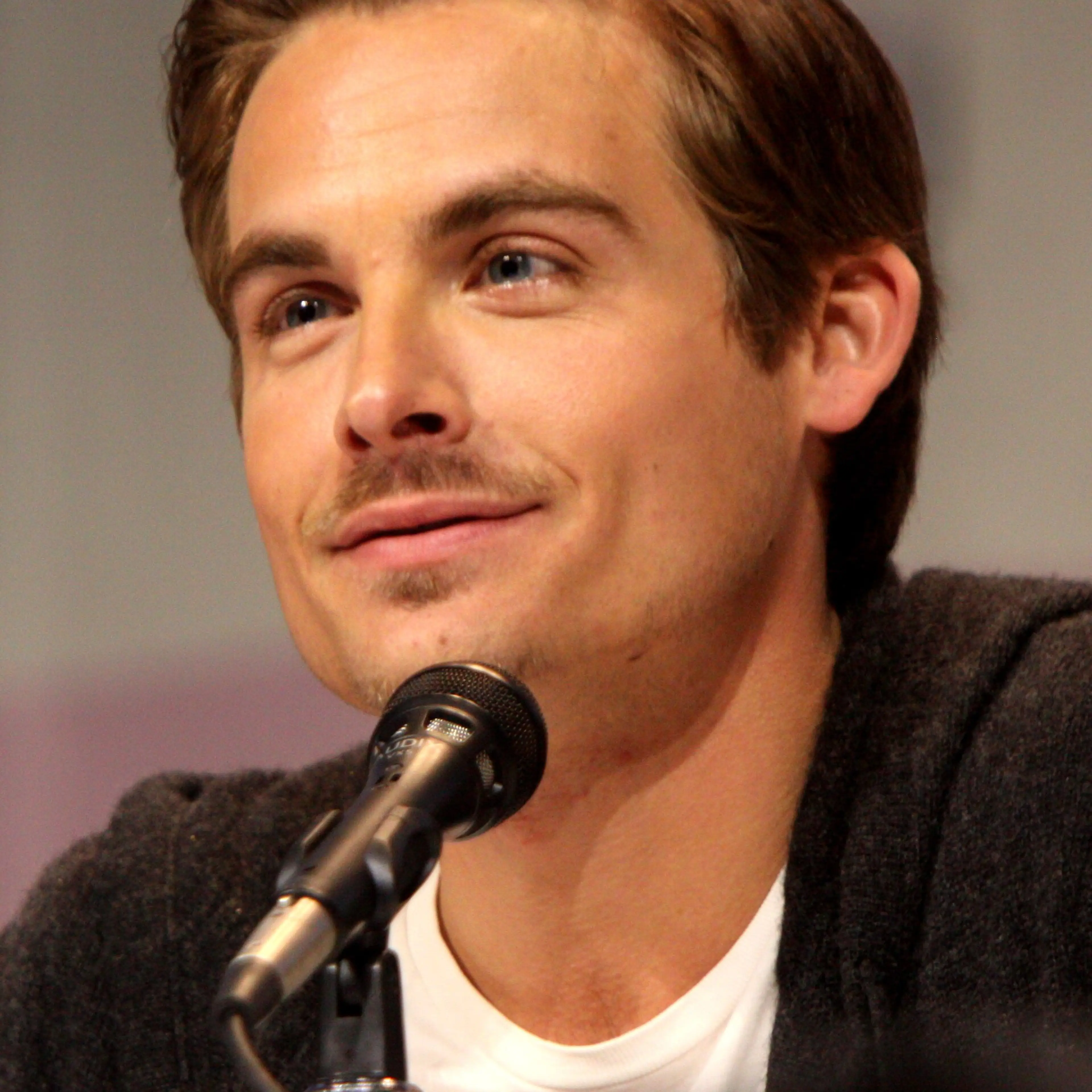 Kevin Zegers at a 2013 convention panel.