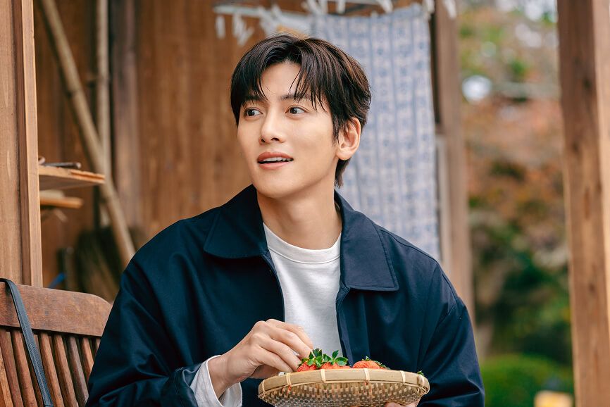 Ji Chang-wook as Lee Yoo-bin holding strawberries in Merry Berry Love.