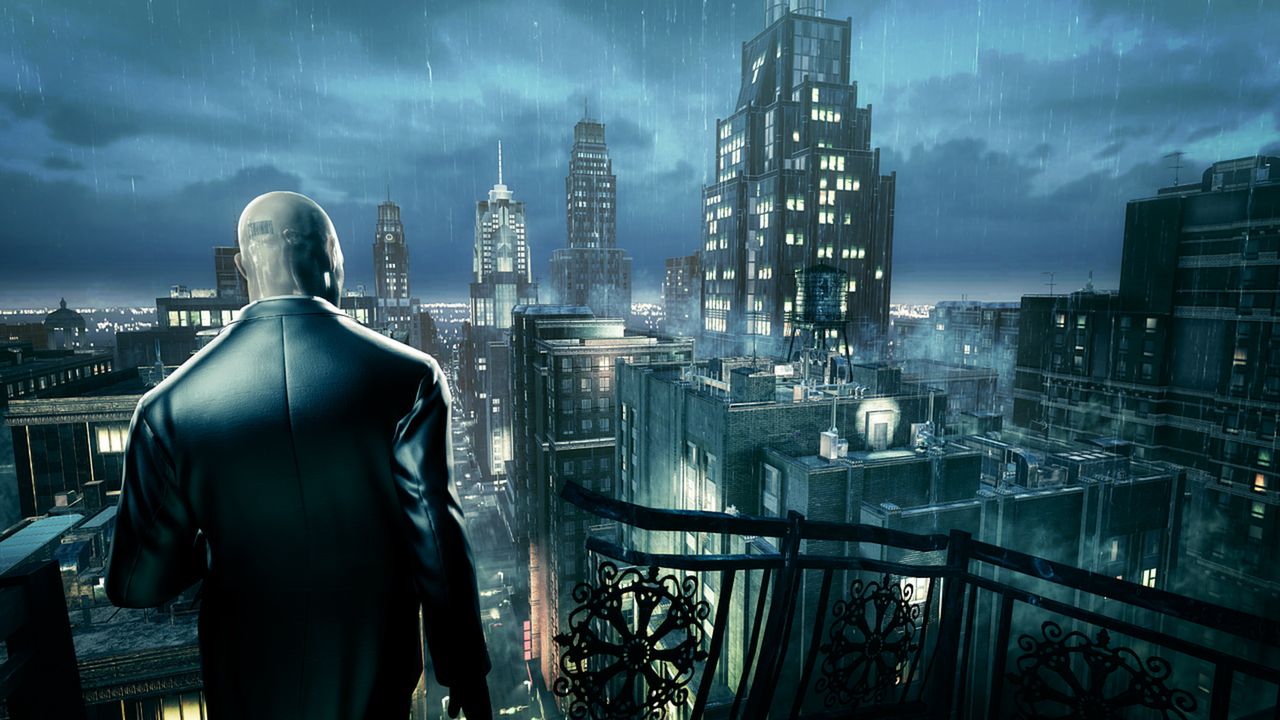 Rain falls over a city street in Hitman: Absolution.