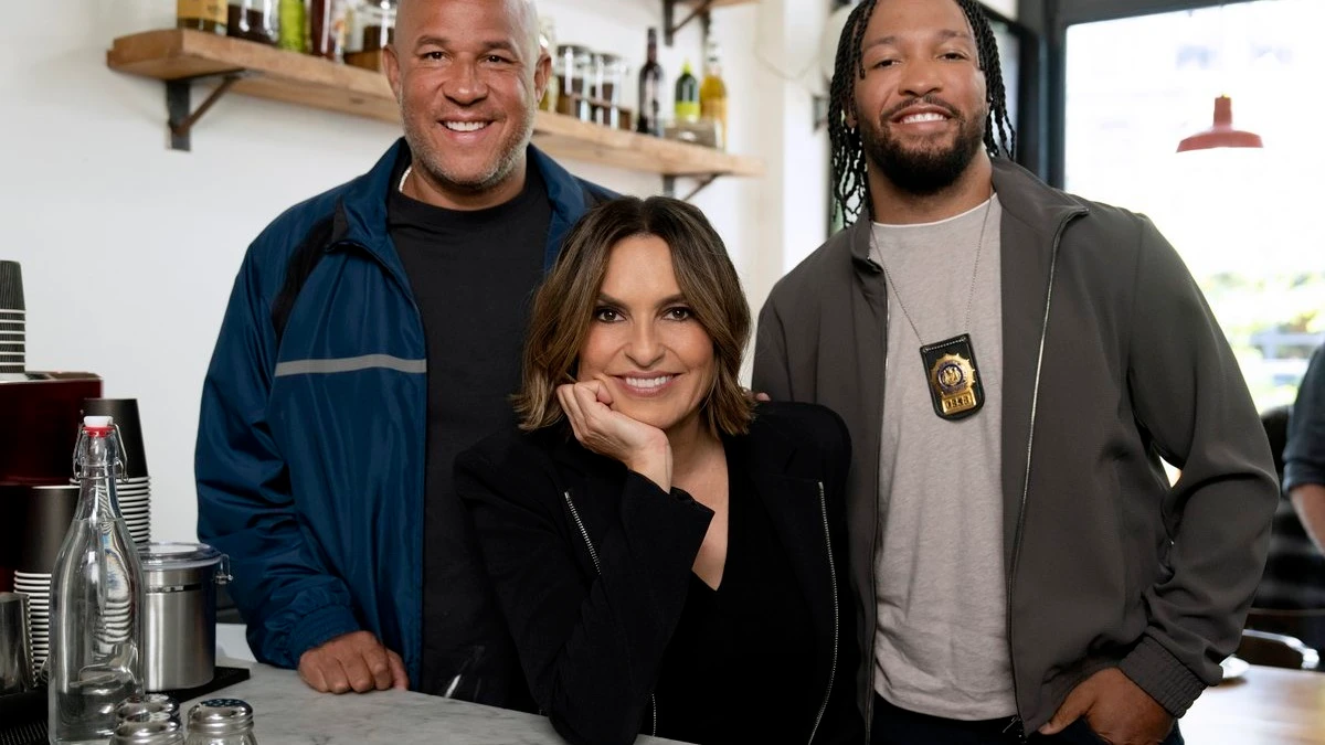 Mariska Hargitay stands with Jalen Brunson and Ice-T on the Law & Order: SVU set.