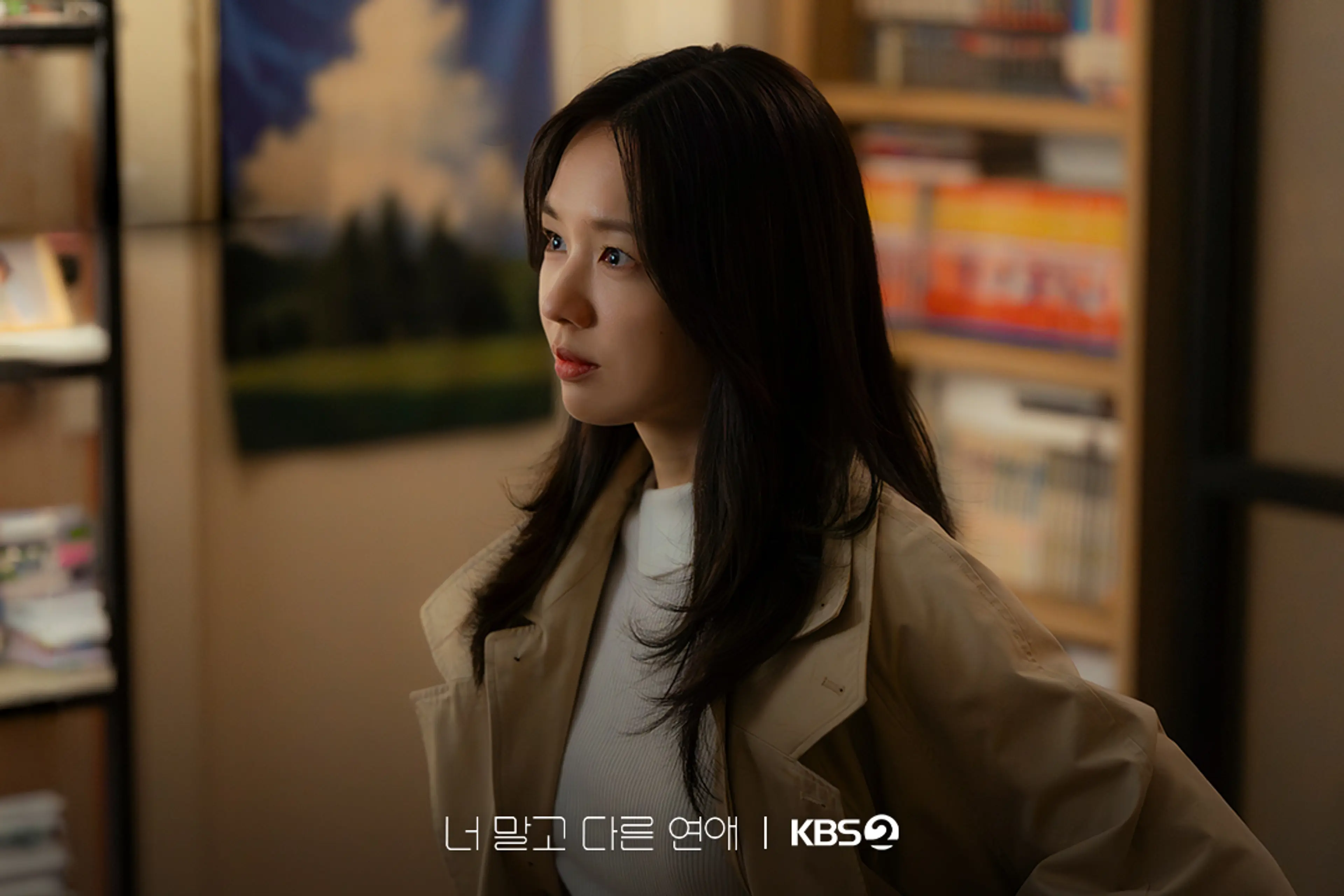 Lee Mi-do looks toward Ho during their conversation.