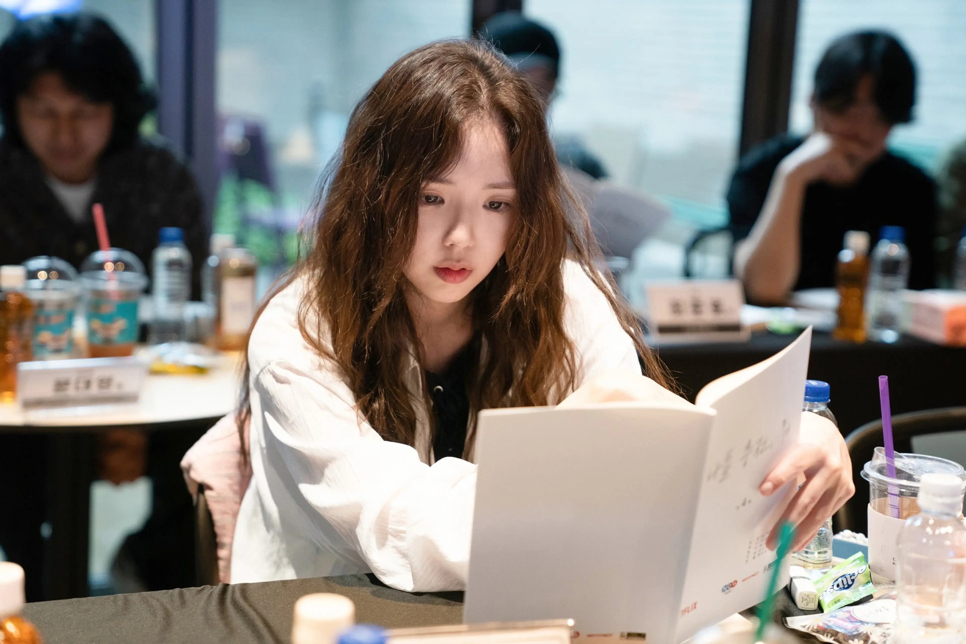 Chae Soo-bin reads the Take Charge of My Heart script at a production table.