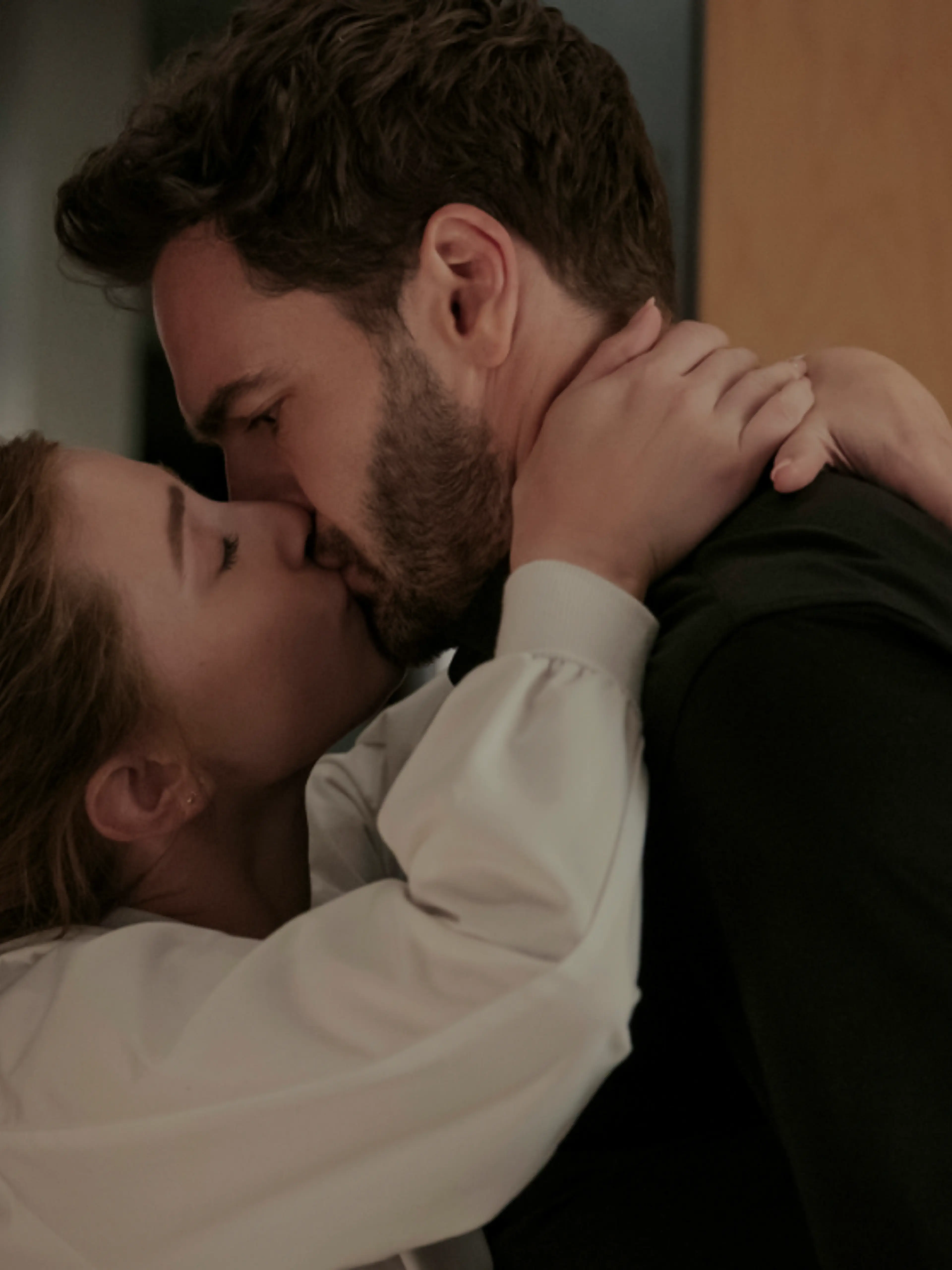 Lili Reinhart and Tom Bateman kiss in an official still from The Love Hypothesis.