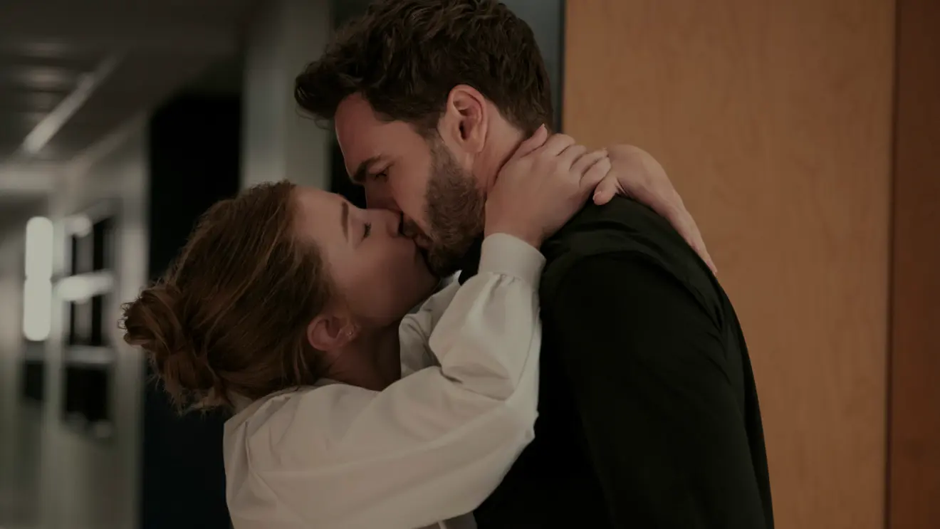 Lili Reinhart and Tom Bateman kiss in an official still from The Love Hypothesis.
