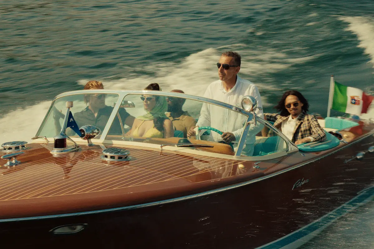 Eddie and Susie travel by speedboat in The Gentlemen Season 2.