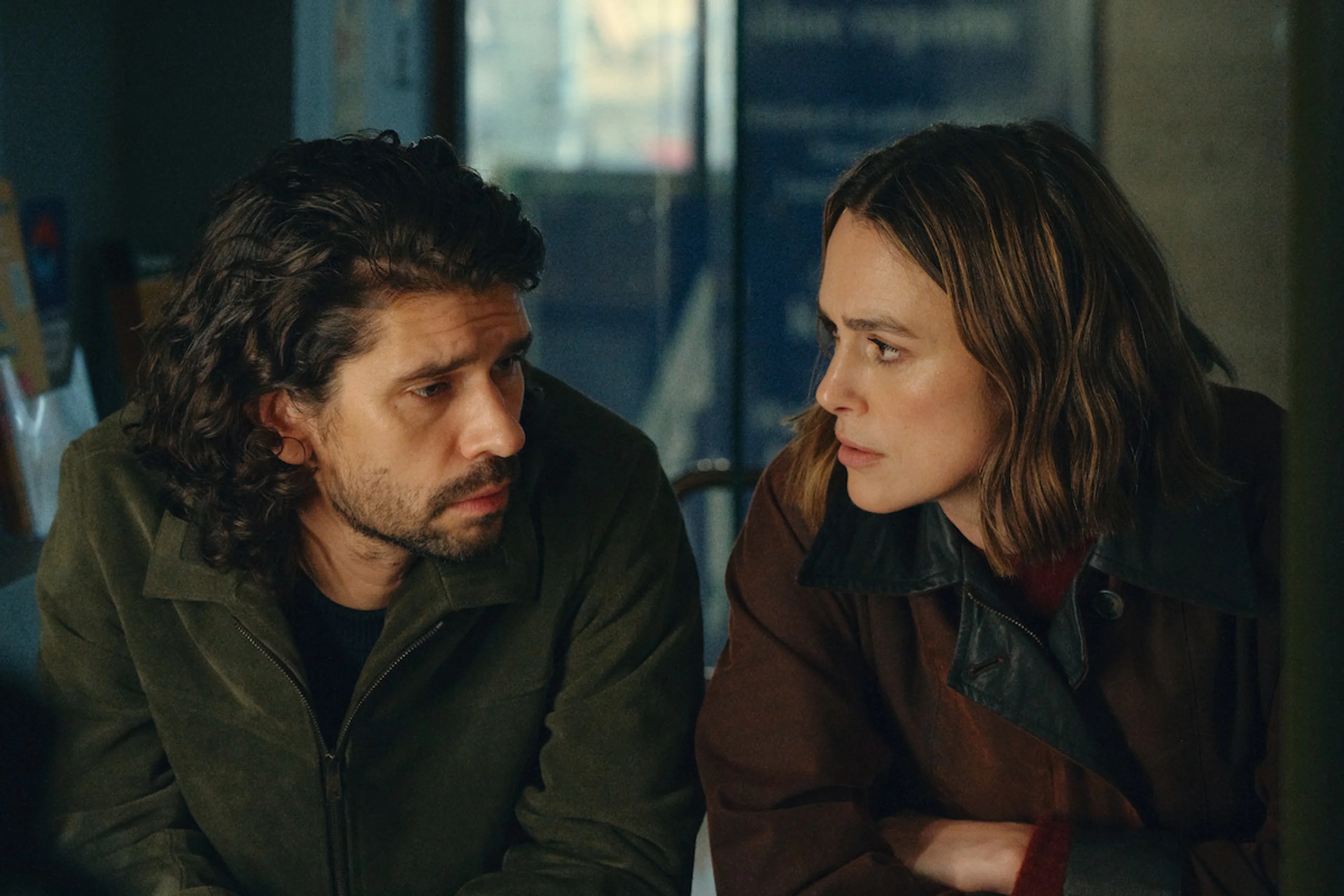 Ben Whishaw as Sam and Keira Knightley as Helen in Black Doves Season 2.
