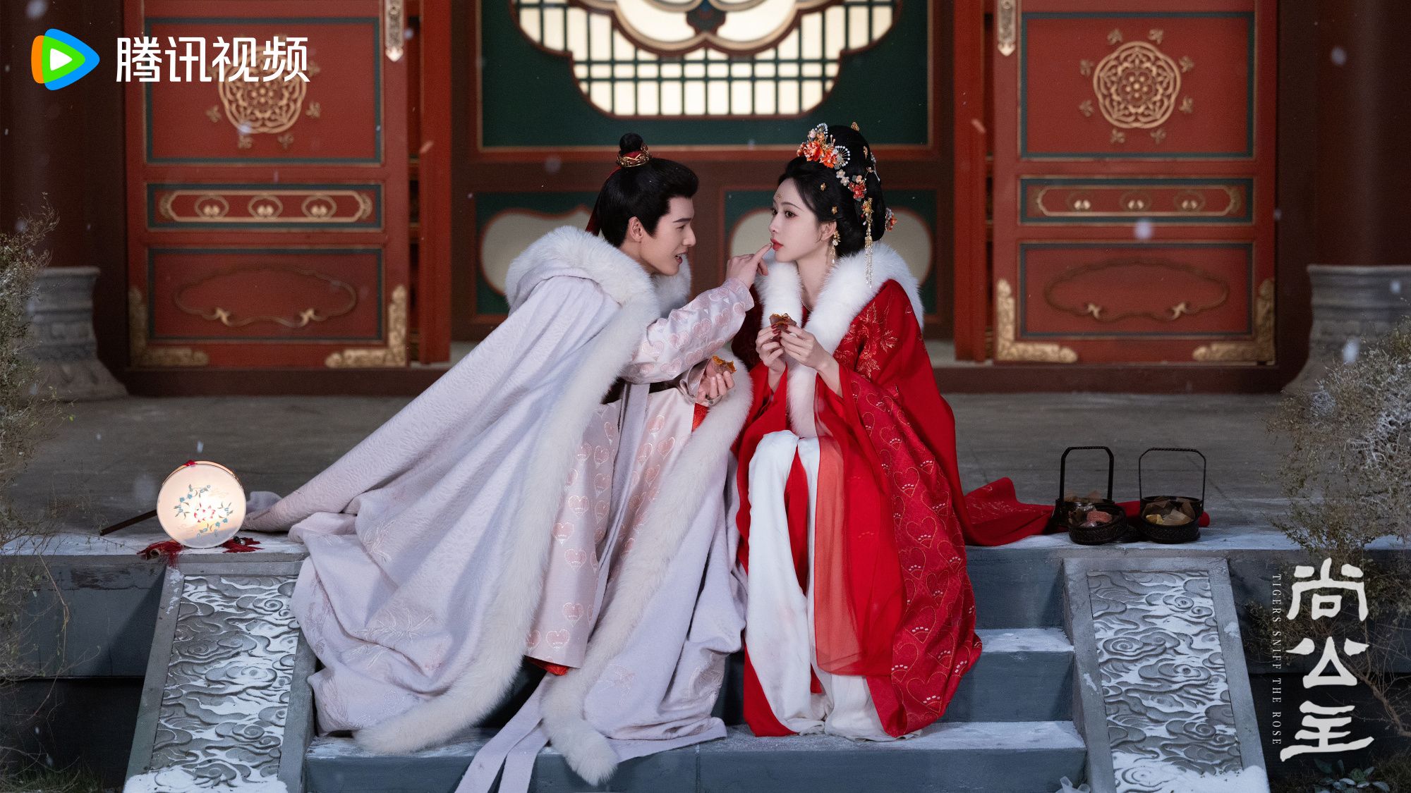 Meng Ziyi and Li Yunrui sit together on palace steps in a Tigers Sniff the Rose promotional still.
