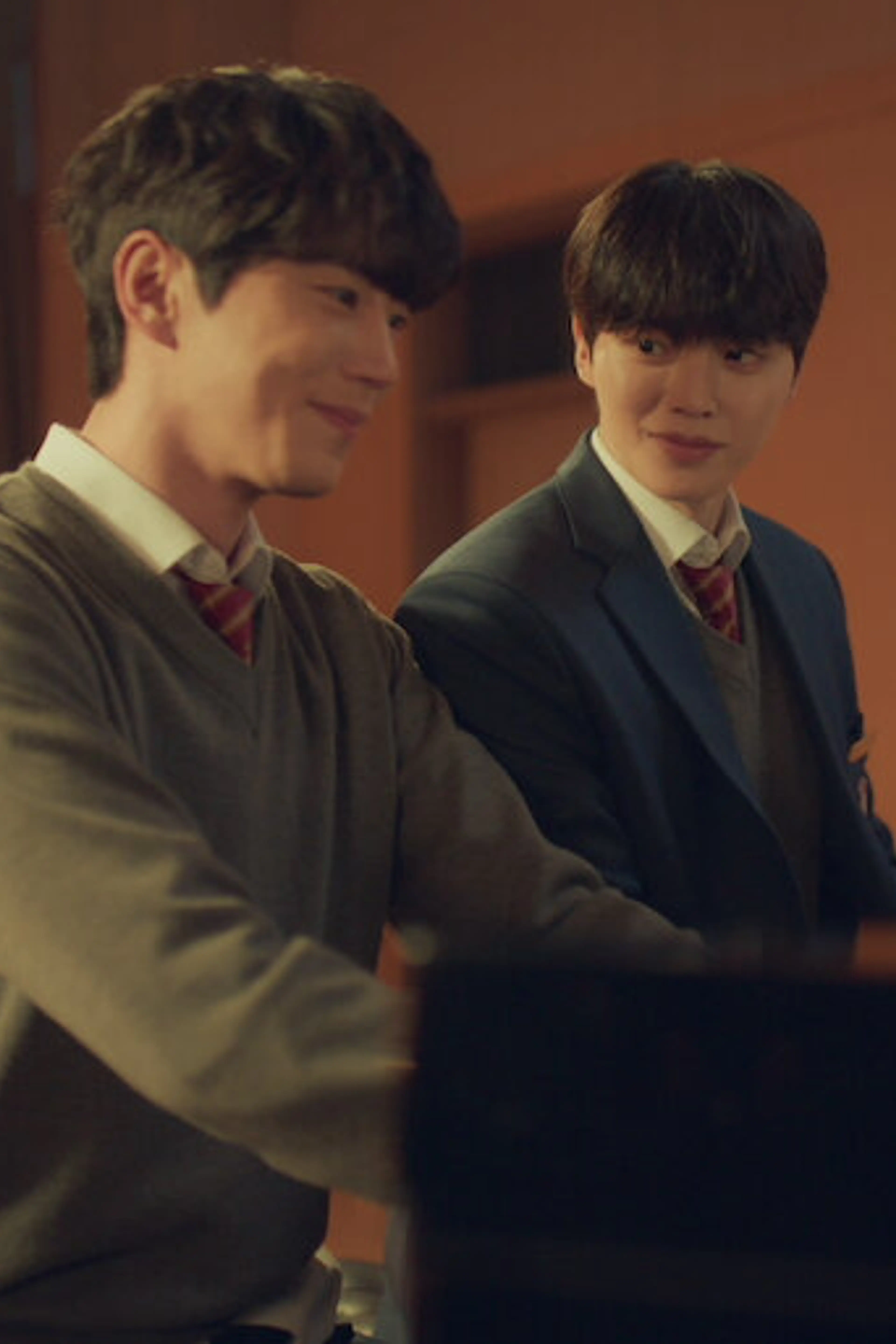 Kang Pi-o and Choi Jeong-yo share a piano in a candlelit music room.
