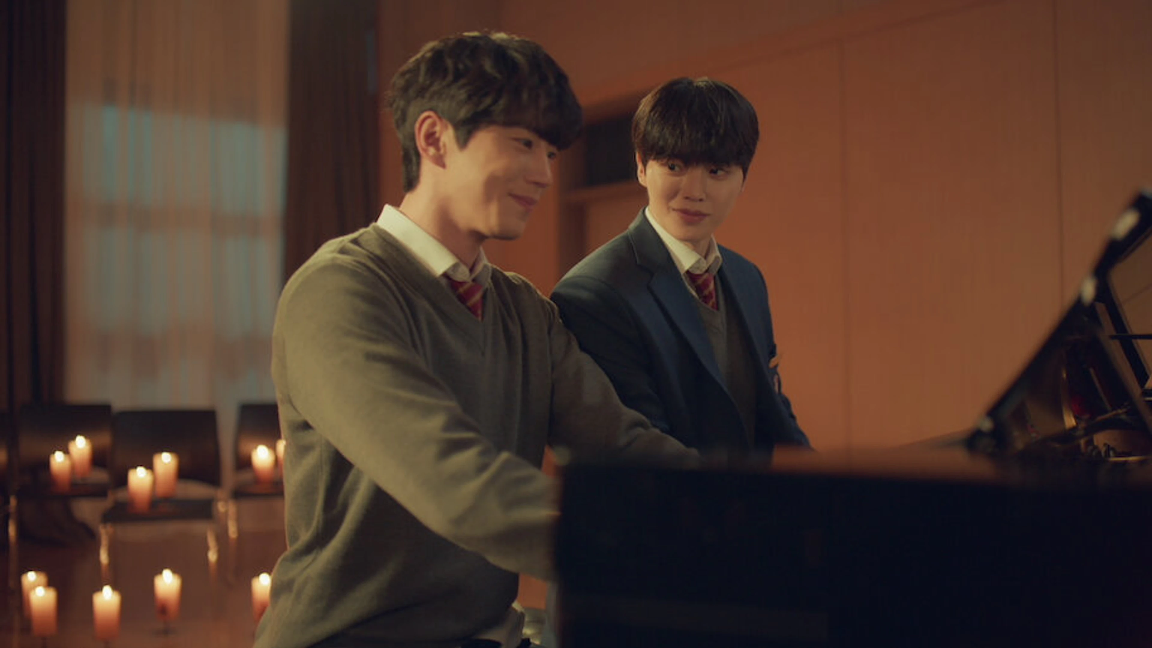 Kang Pi-o and Choi Jeong-yo share a piano in a candlelit music room.