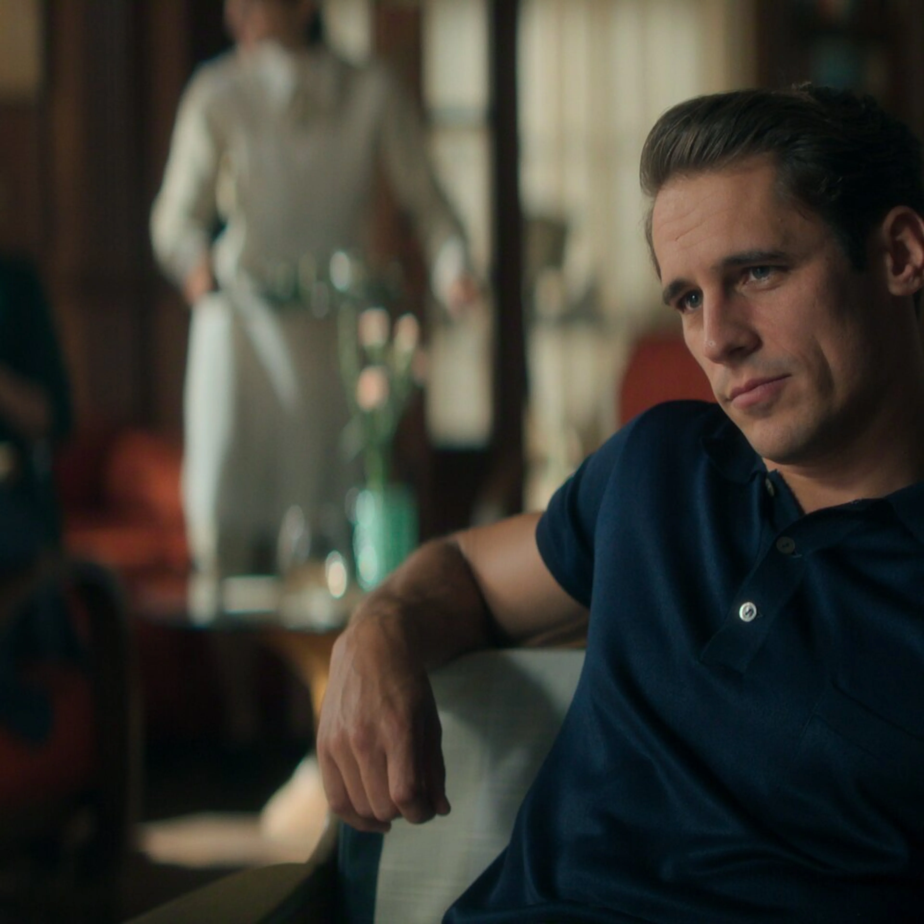 Martiño Rivas as Francisco Foxá sits in the hotel lounge.