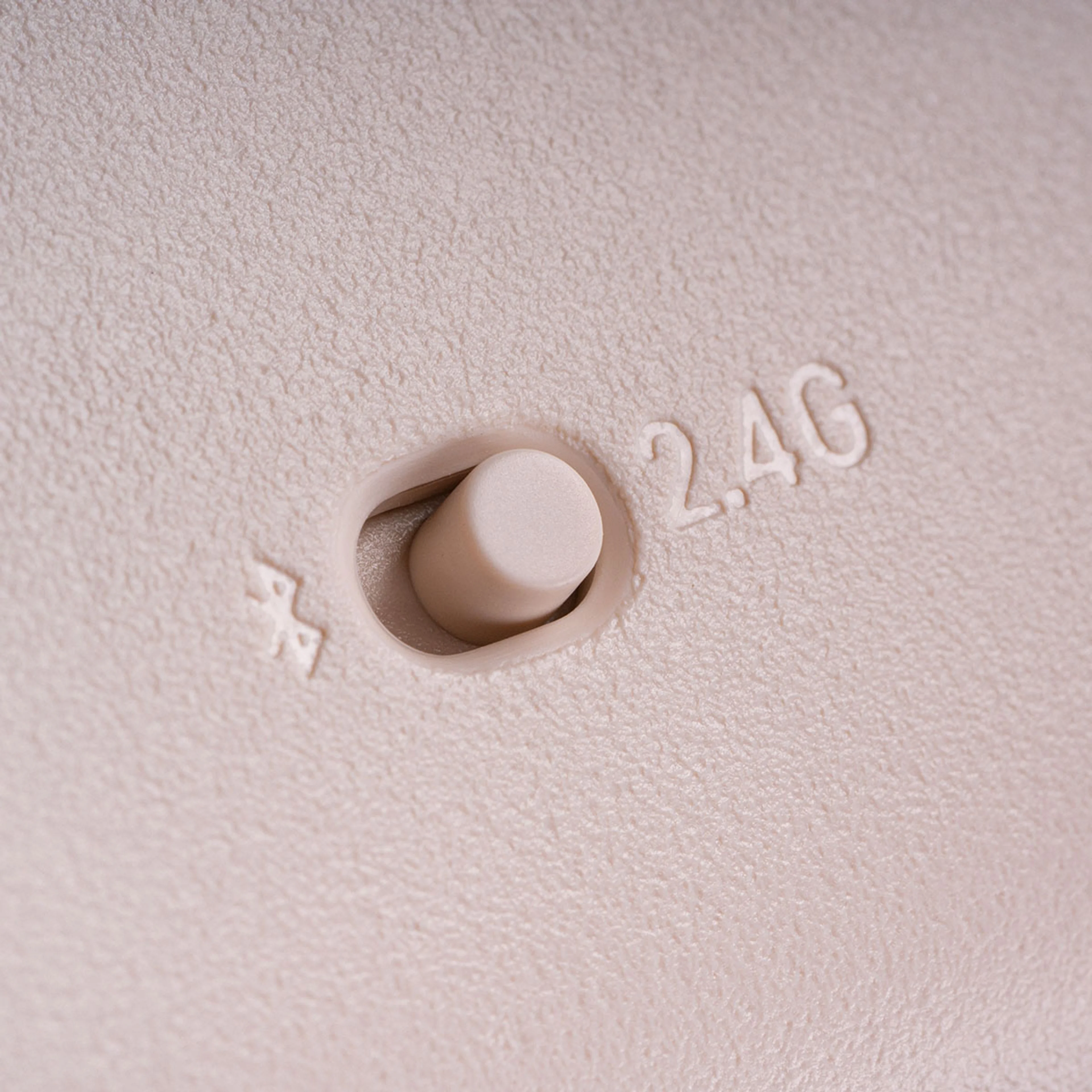 Rear mode switch on the Peach Ultimate 2C Wireless, with Bluetooth and 2.4G markings