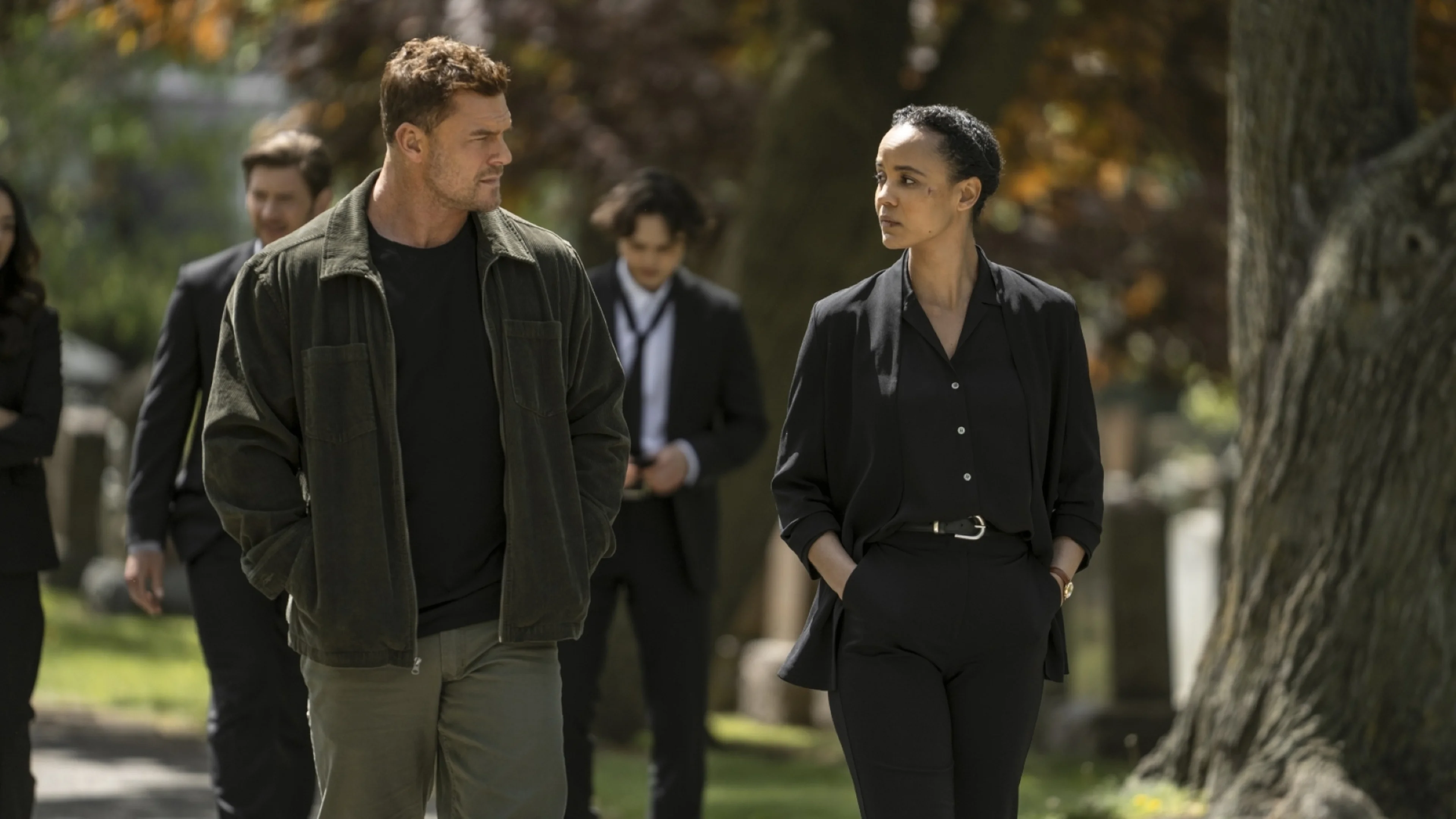 Maria Sten as Frances Neagley stands beside Alan Ritchson as Jack Reacher.