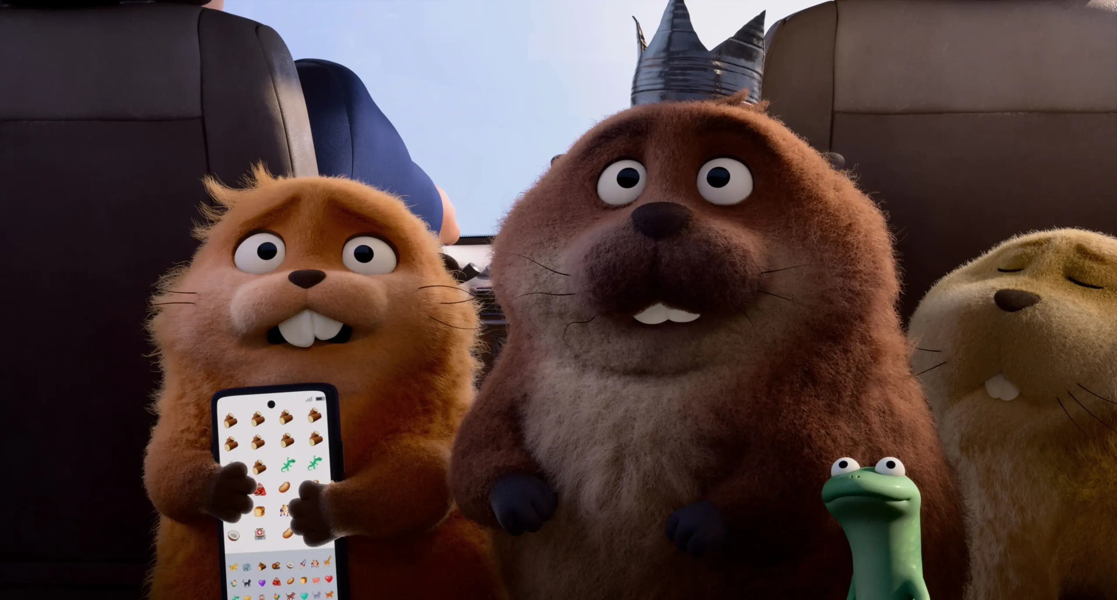 Mabel shows a phone screen to King George, Loaf and Tom Lizard in a car.